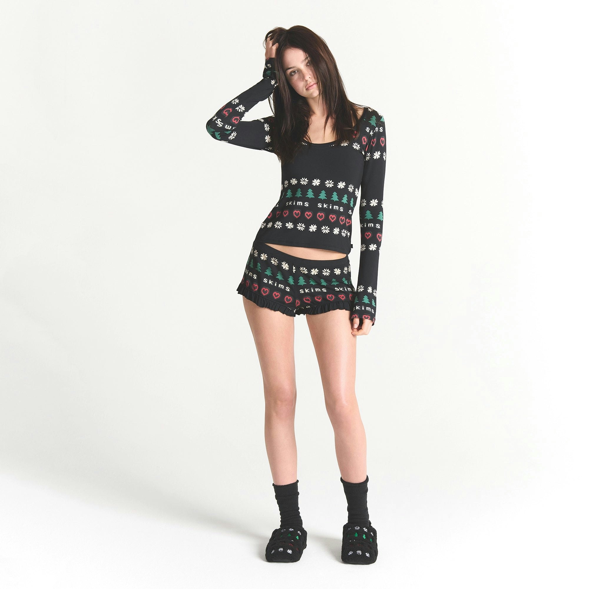 CACTUS PLANT FLEA MARKET X SKIMS SKIMS SLEEP SCOOP NECK SET | ONYX PINE FAIR ISLE ON A MODEL FRONT VIEW @ | FOCUS: 0.0, 1.0, 0.9
