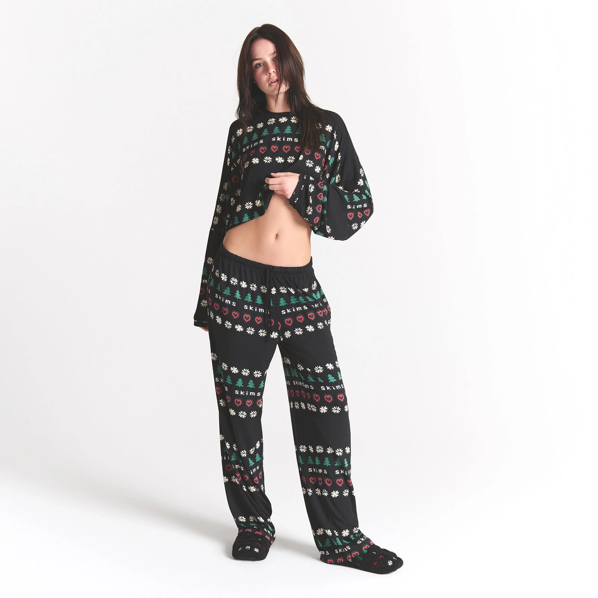CACTUS PLANT FLEA MARKET X SKIMS SKIMS SLEEP CROPPED LONG SLEEVE AND PANT SET | ONYX PINE FAIR ISLE ON A MODEL FRONT VIEW @ | FOCUS: 0.0, 1.0, 0.9
