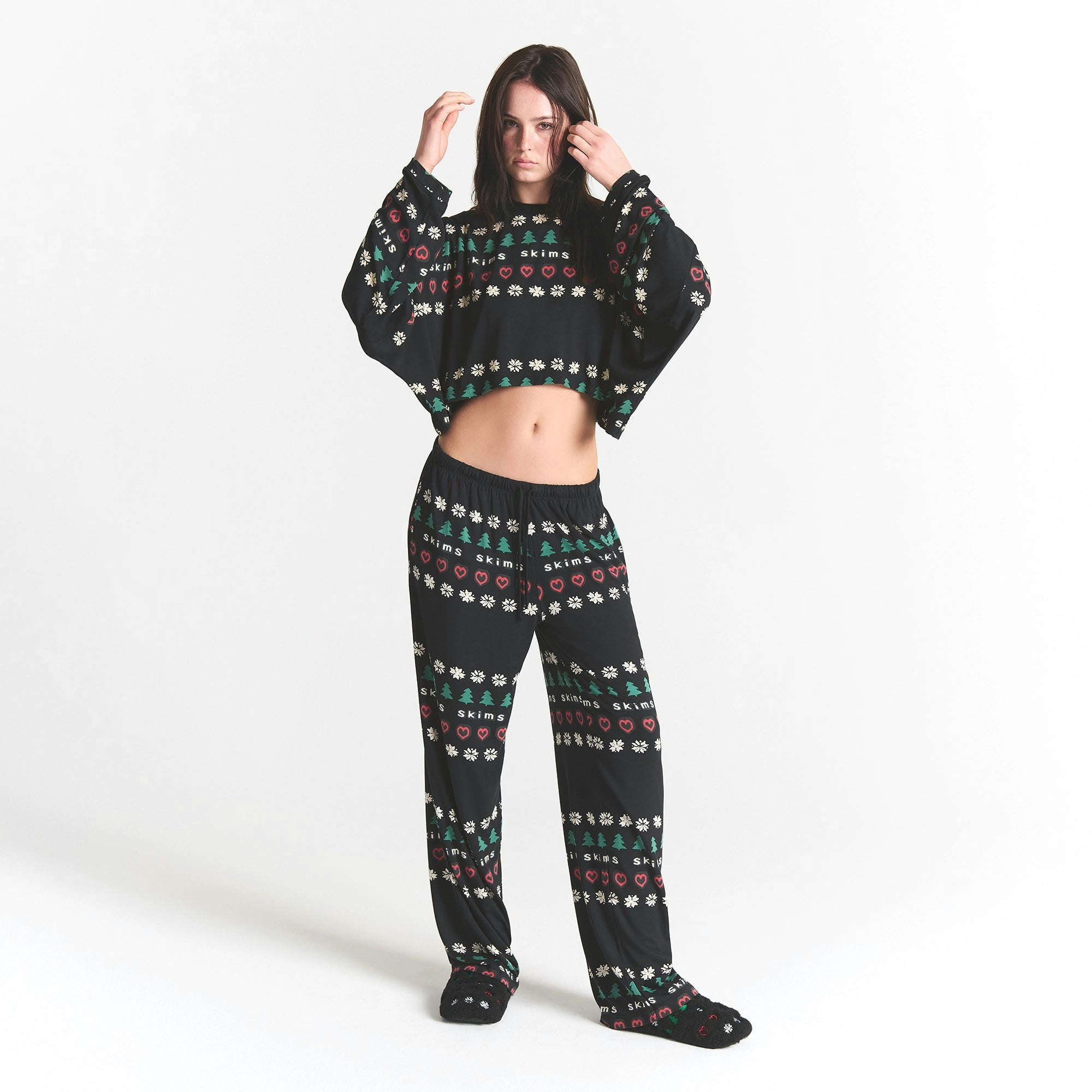 CACTUS PLANT FLEA MARKET X SKIMS SKIMS SLEEP CROPPED LONG SLEEVE AND PANT SET | ONYX PINE FAIR ISLE ON A MODEL FRONT VIEW @ | FOCUS: 0.0, 1.0, 0.9