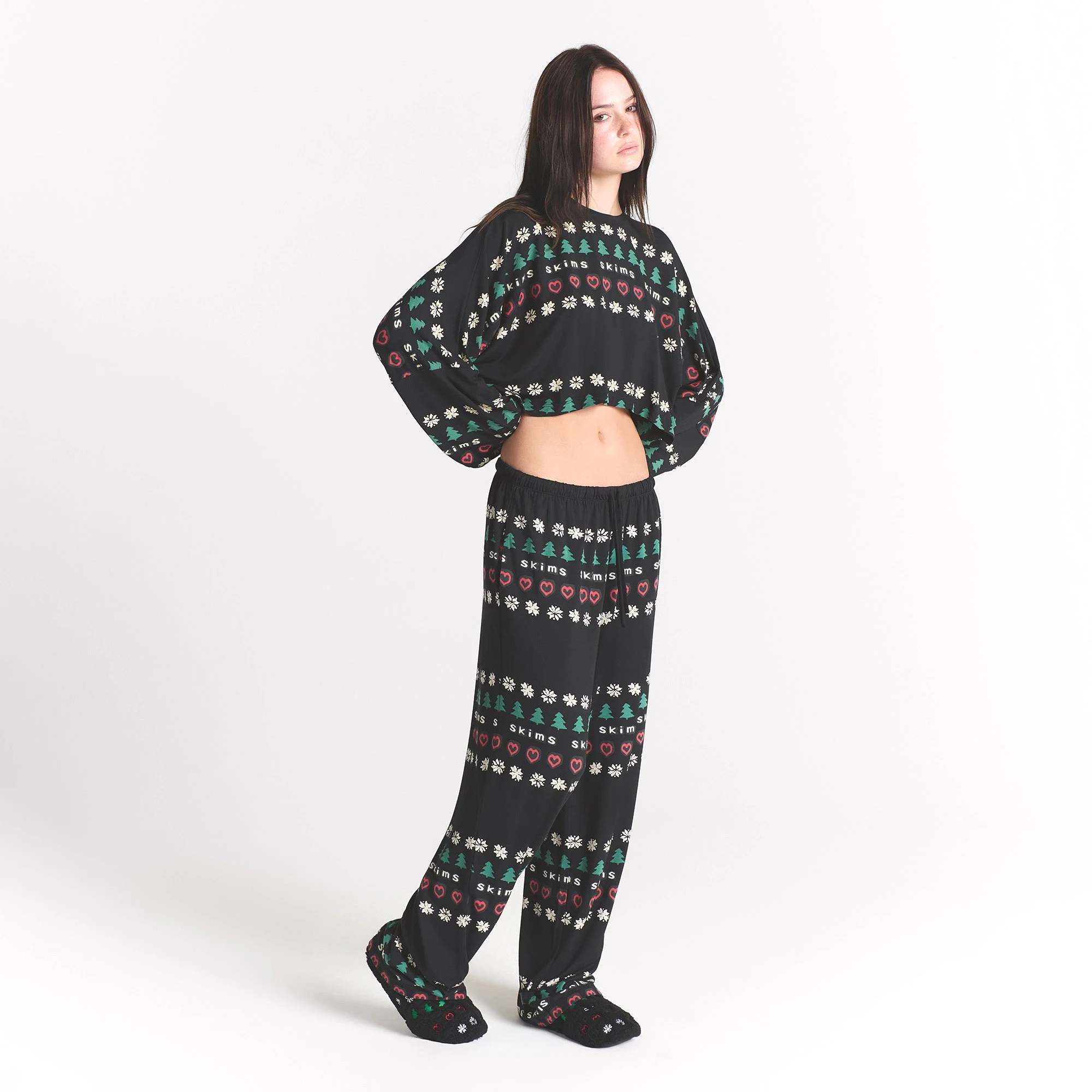 CACTUS PLANT FLEA MARKET X SKIMS SKIMS SLEEP CROPPED LONG SLEEVE AND PANT SET | ONYX PINE FAIR ISLE ON A MODEL SIDE VIEW @ | FOCUS: 0.0, 1.0, 0.9