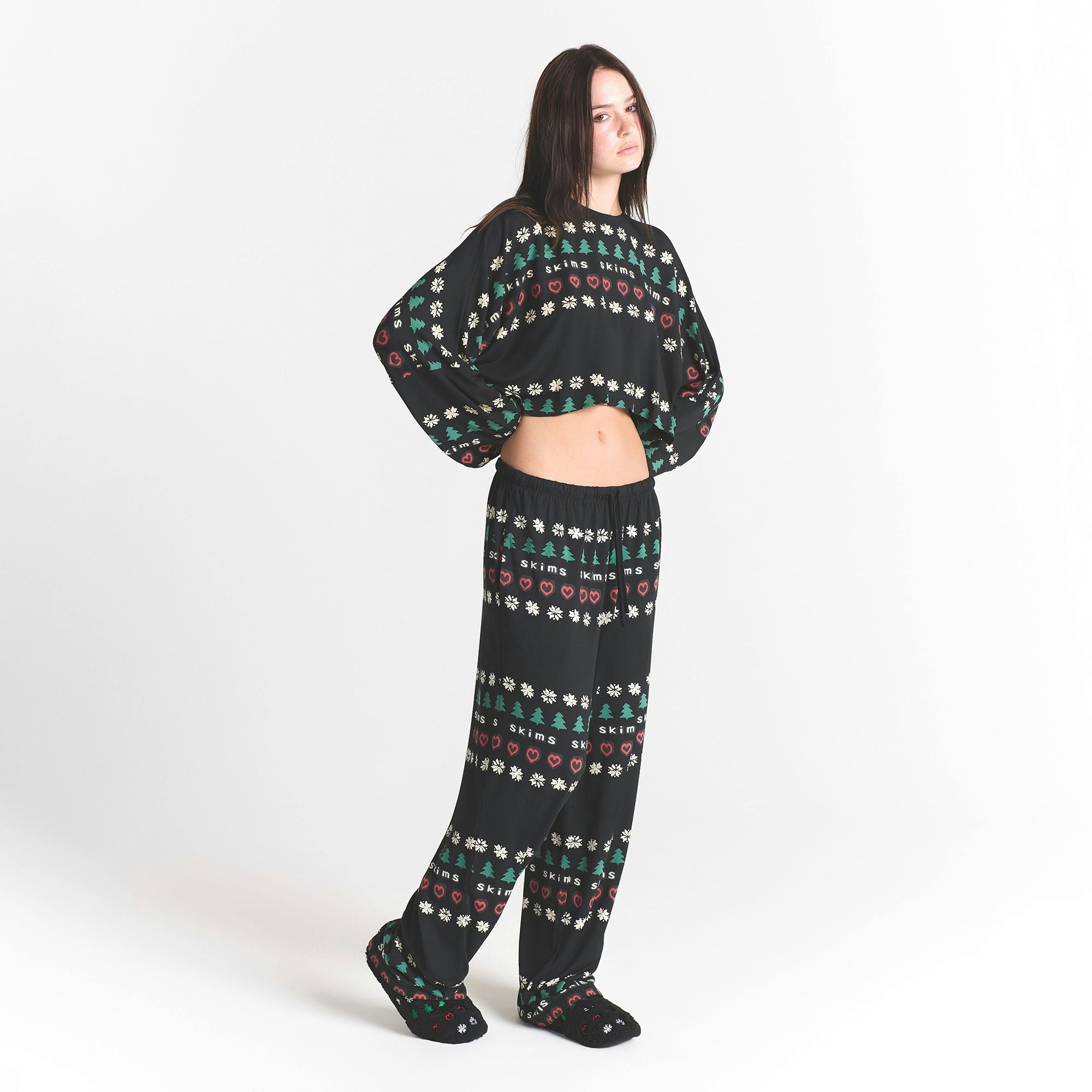 CACTUS PLANT FLEA MARKET X SKIMS SKIMS SLEEP CROPPED LONG SLEEVE AND PANT SET | ONYX PINE FAIR ISLE ON A MODEL SIDE VIEW @ | FOCUS: 0.0, 1.0, 0.9