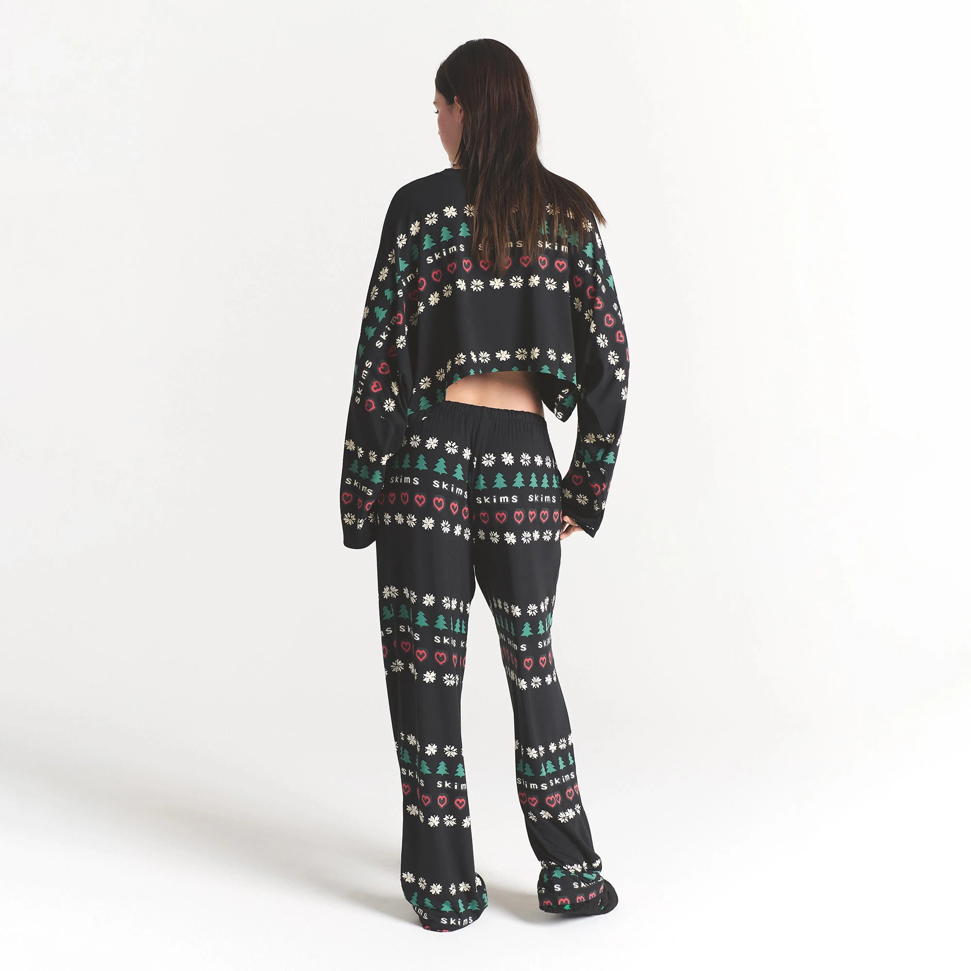 CACTUS PLANT FLEA MARKET X SKIMS SKIMS SLEEP CROPPED LONG SLEEVE AND PANT SET | ONYX PINE FAIR ISLE ON A MODEL BACK VIEW @ | FOCUS: 0.0, 1.0, 0.9