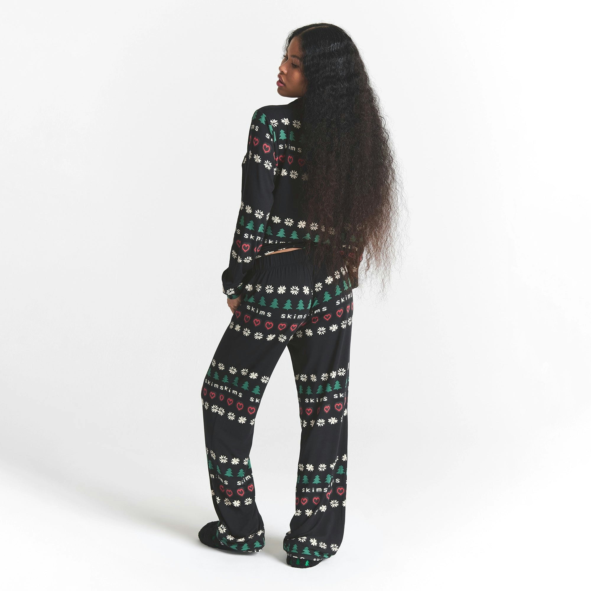 CACTUS PLANT FLEA MARKET X SKIMS SKIMS SLEEP LONG SLEEVE BUTTON UP SET | ONYX PINE FAIR ISLE ON A MODEL BACK VIEW @ | FOCUS: 0.0, 1.0, 0.9
