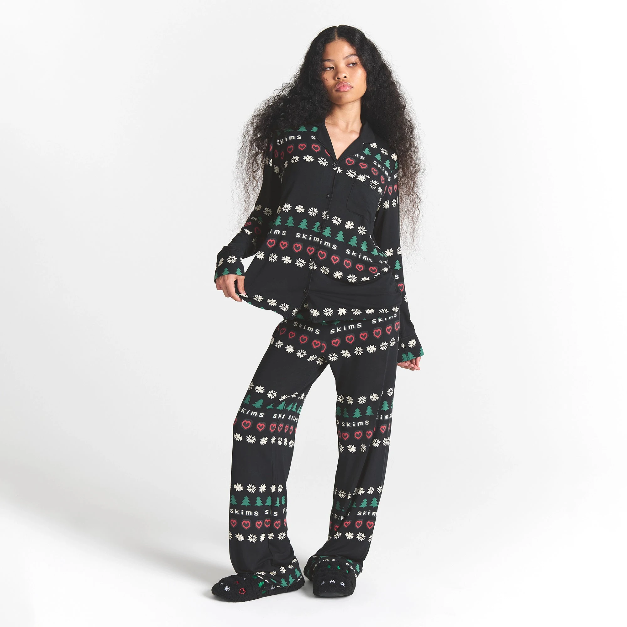 CACTUS PLANT FLEA MARKET X SKIMS SKIMS SLEEP LONG SLEEVE BUTTON UP SET | ONYX PINE FAIR ISLE ON A MODEL FRONT VIEW @ | FOCUS: 0.0, 1.0, 0.9
