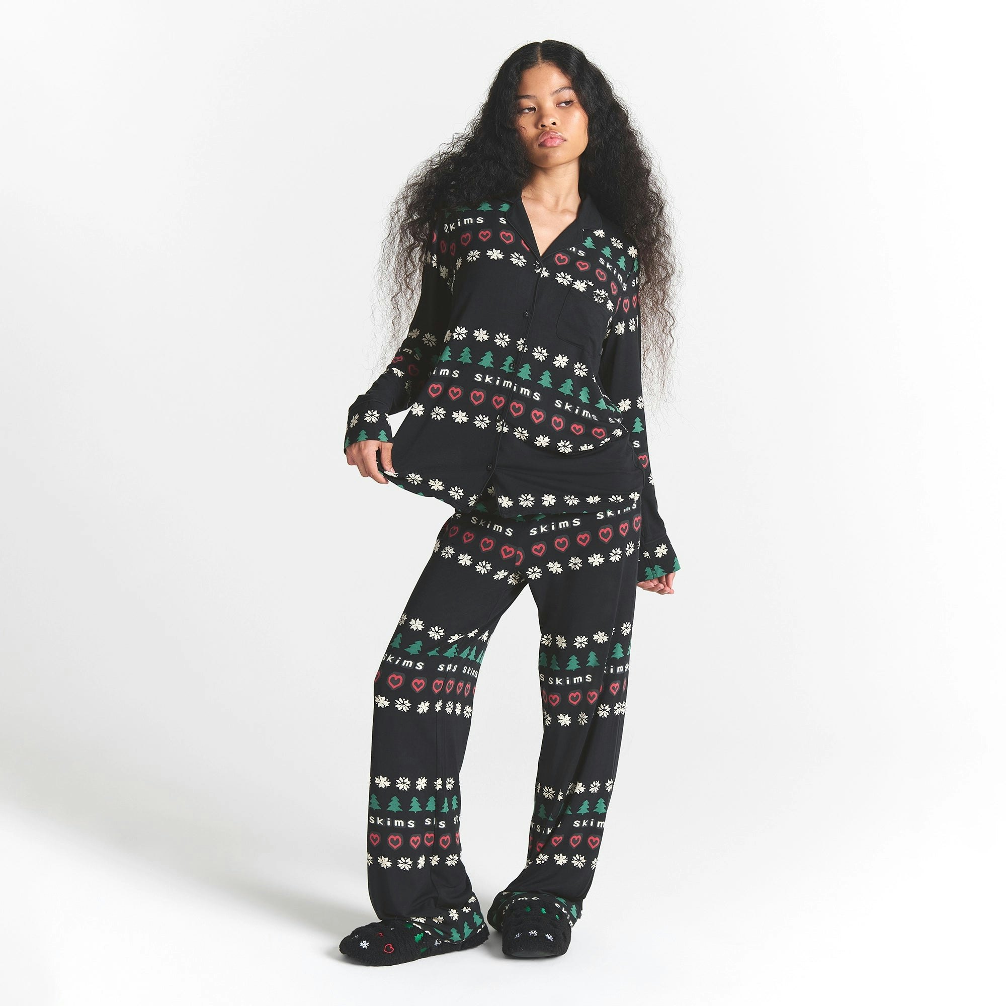CACTUS PLANT FLEA MARKET X SKIMS SKIMS SLEEP LONG SLEEVE BUTTON UP SET | ONYX PINE FAIR ISLE ON A MODEL FRONT VIEW @ | FOCUS: 0.0, 1.0, 0.9
