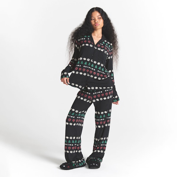 CACTUS PLANT FLEA MARKET X SKIMS SKIMS SLEEP LONG SLEEVE BUTTON UP SET | ONYX PINE FAIR ISLE ON A MODEL FRONT VIEW @ | FOCUS: 0.0, 1.0, 0.9