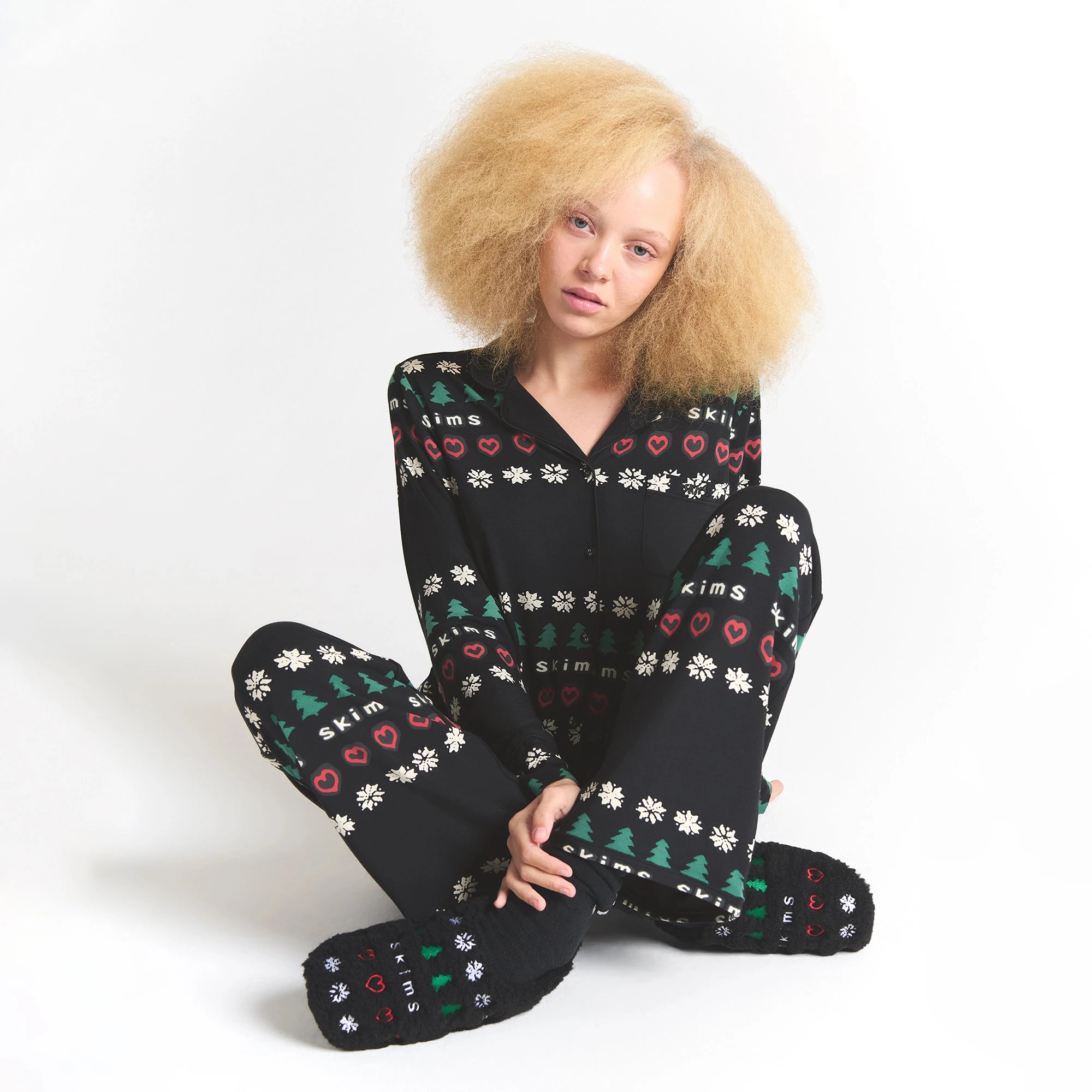 CACTUS PLANT FLEA MARKET X SKIMS SKIMS SLEEP LONG SLEEVE BUTTON UP SET | ONYX PINE FAIR ISLE ON A MODEL FRONT VIEW @ | FOCUS: 0.0, 1.0, 0.9