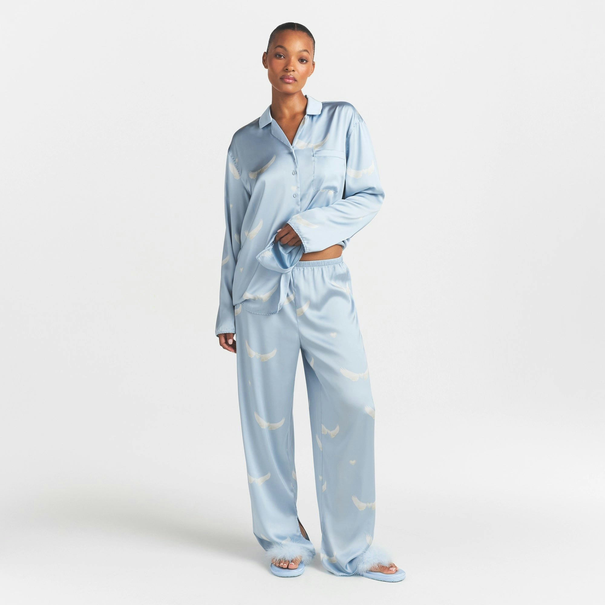 WOVEN SHINE LONG SLEEP SET | AERO WING HEARTS PRINT ON A MODEL FRONT VIEW @ | FOCUS: 0.0, 1.0, 0.9