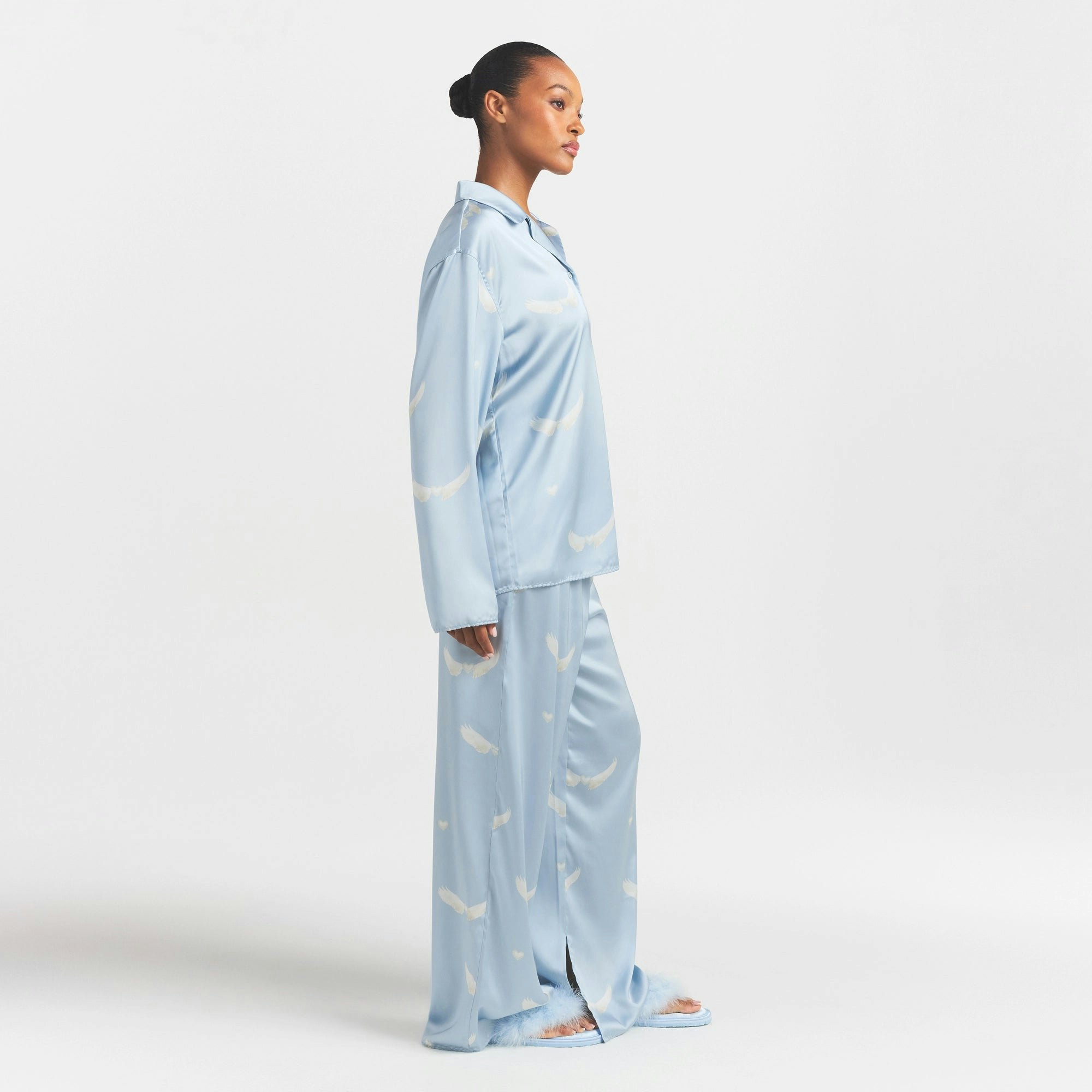 WOVEN SHINE LONG SLEEP SET | AERO WING HEARTS PRINT ON A MODEL FRONT VIEW @ | FOCUS: 0.0, 1.0, 0.9