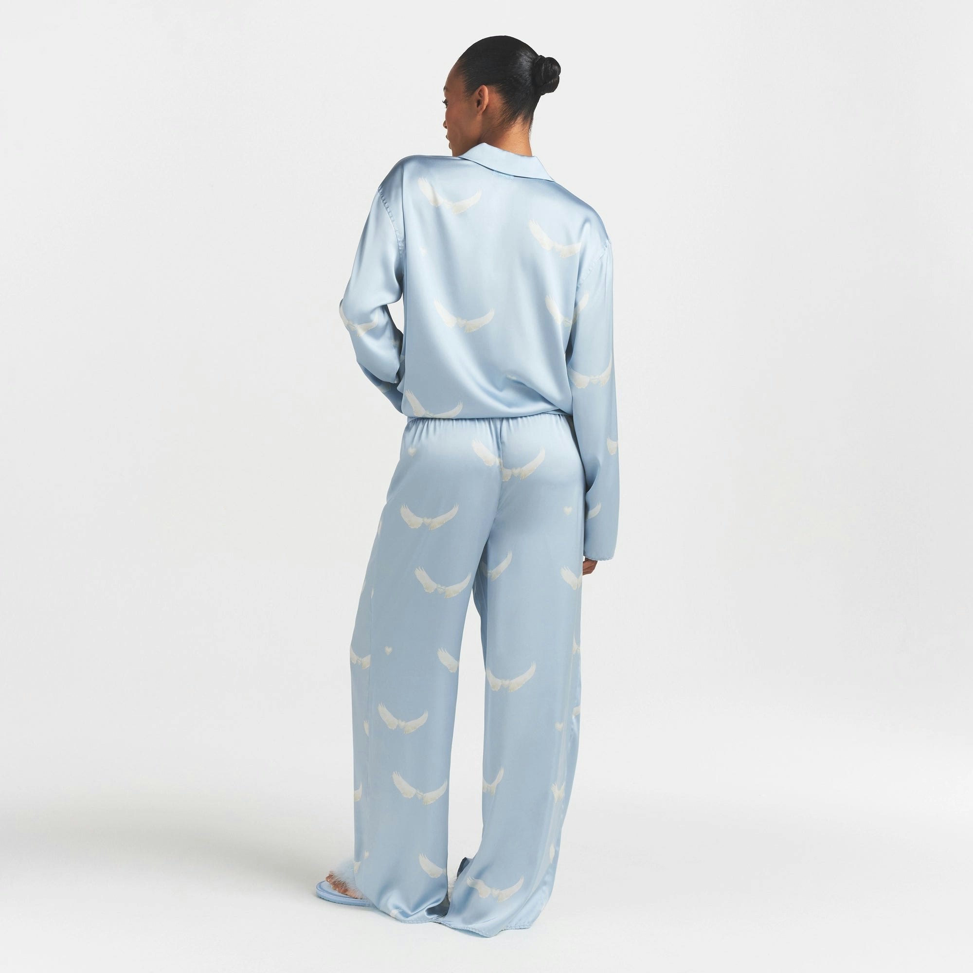 WOVEN SHINE LONG SLEEP SET | AERO WING HEARTS PRINT ON A MODEL FRONT VIEW @ | FOCUS: 0.0, 1.0, 0.9