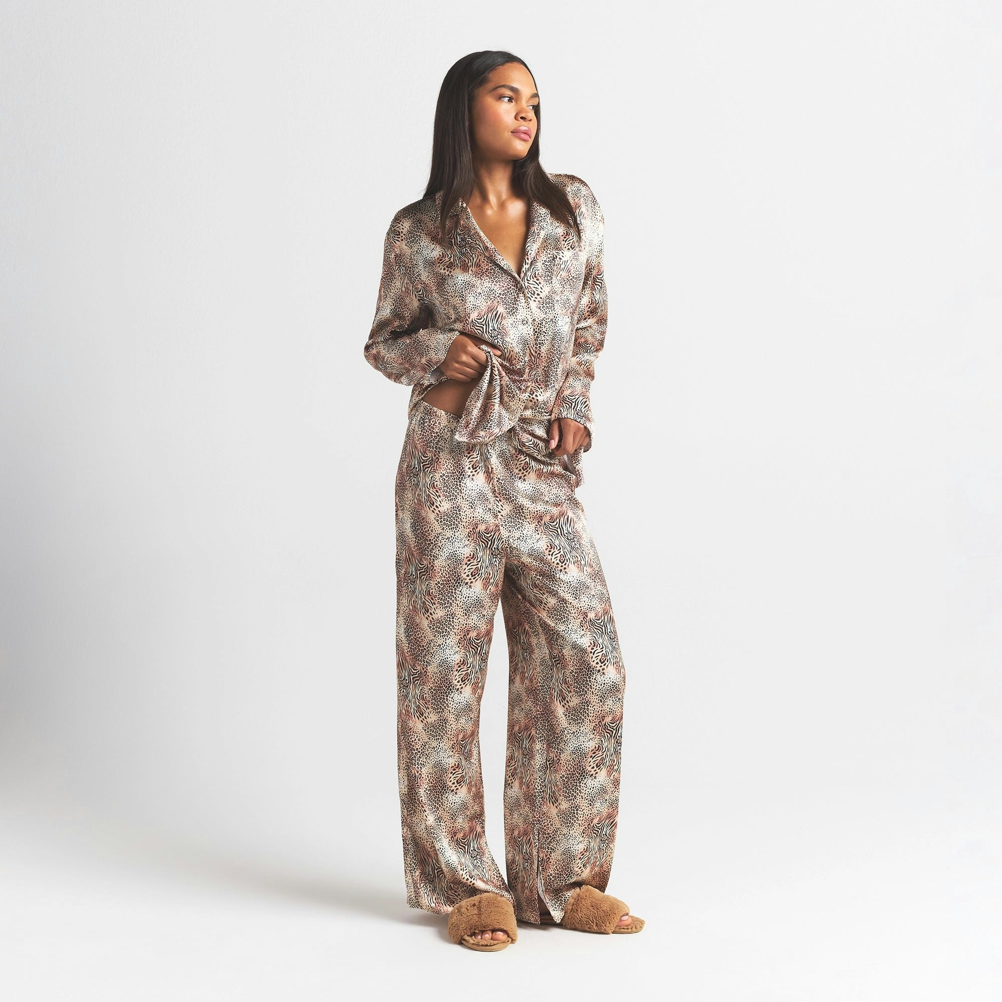 WOVEN SHINE LONG SLEEP SET | SAND MINI MULTI ANIMAL ON A MODEL FRONT VIEW @ | FOCUS: 0.0, 1.0, 0.9