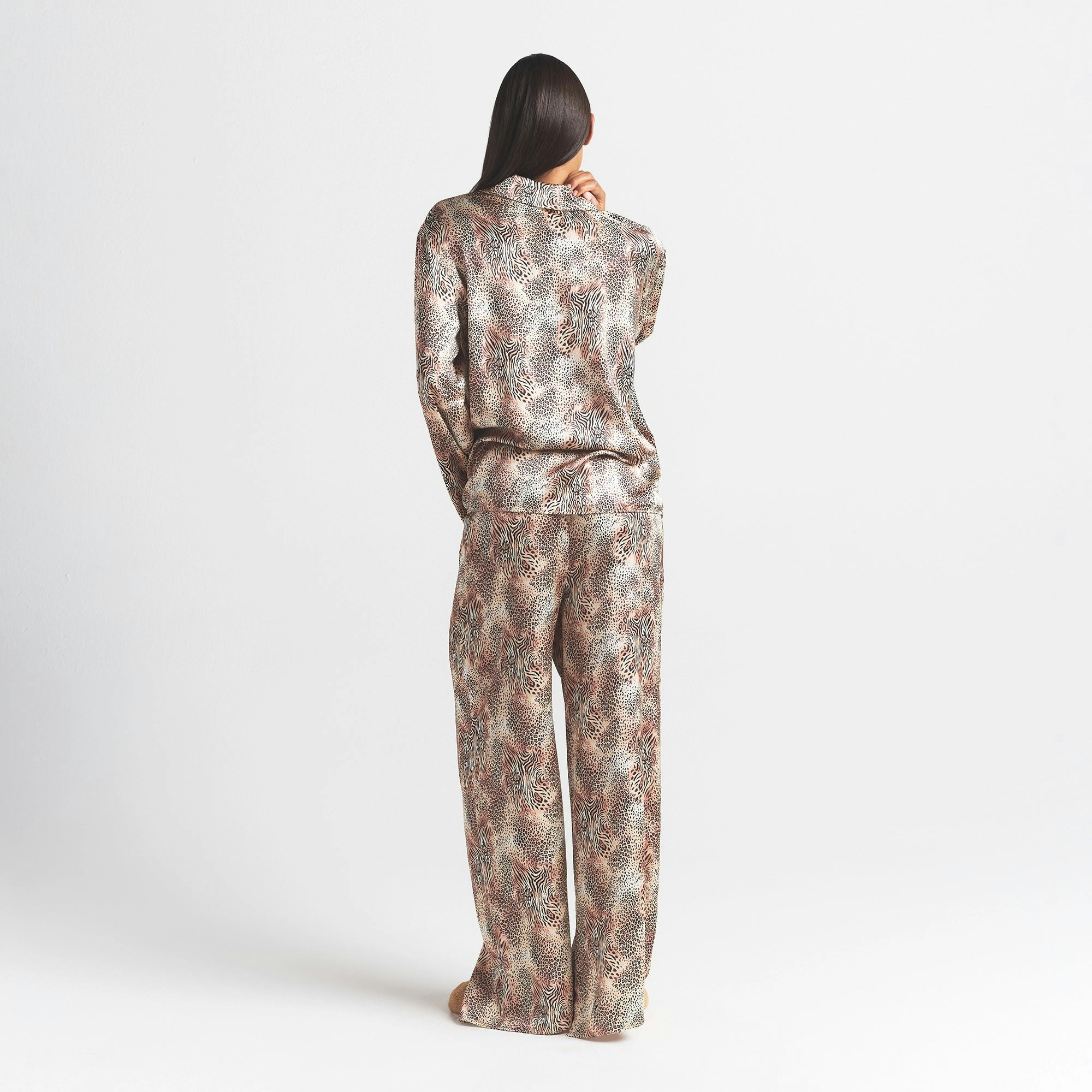 WOVEN SHINE LONG SLEEP SET | SAND MINI MULTI ANIMAL ON A MODEL BACK VIEW @ | FOCUS: 0.0, 1.0, 0.9