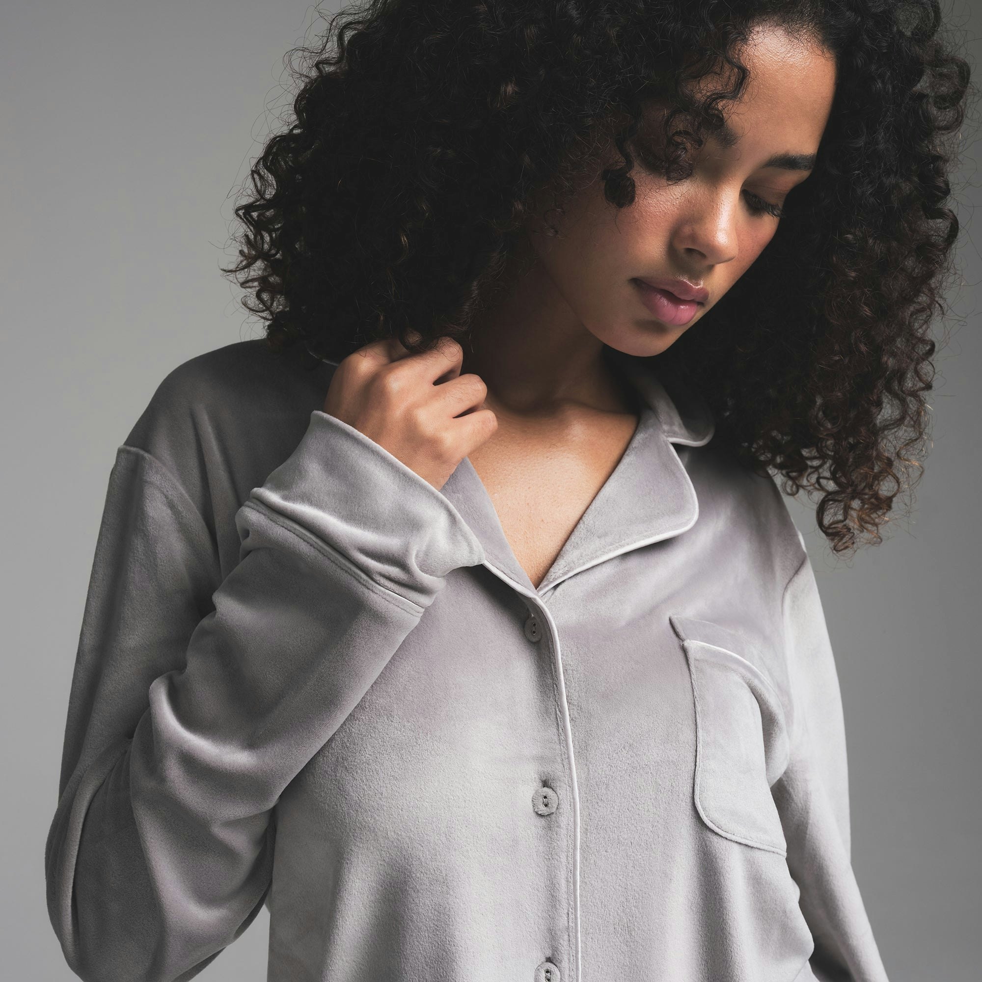 VELOUR LONG SLEEP SET | MIRROR ON A MODEL SIDE VIEW