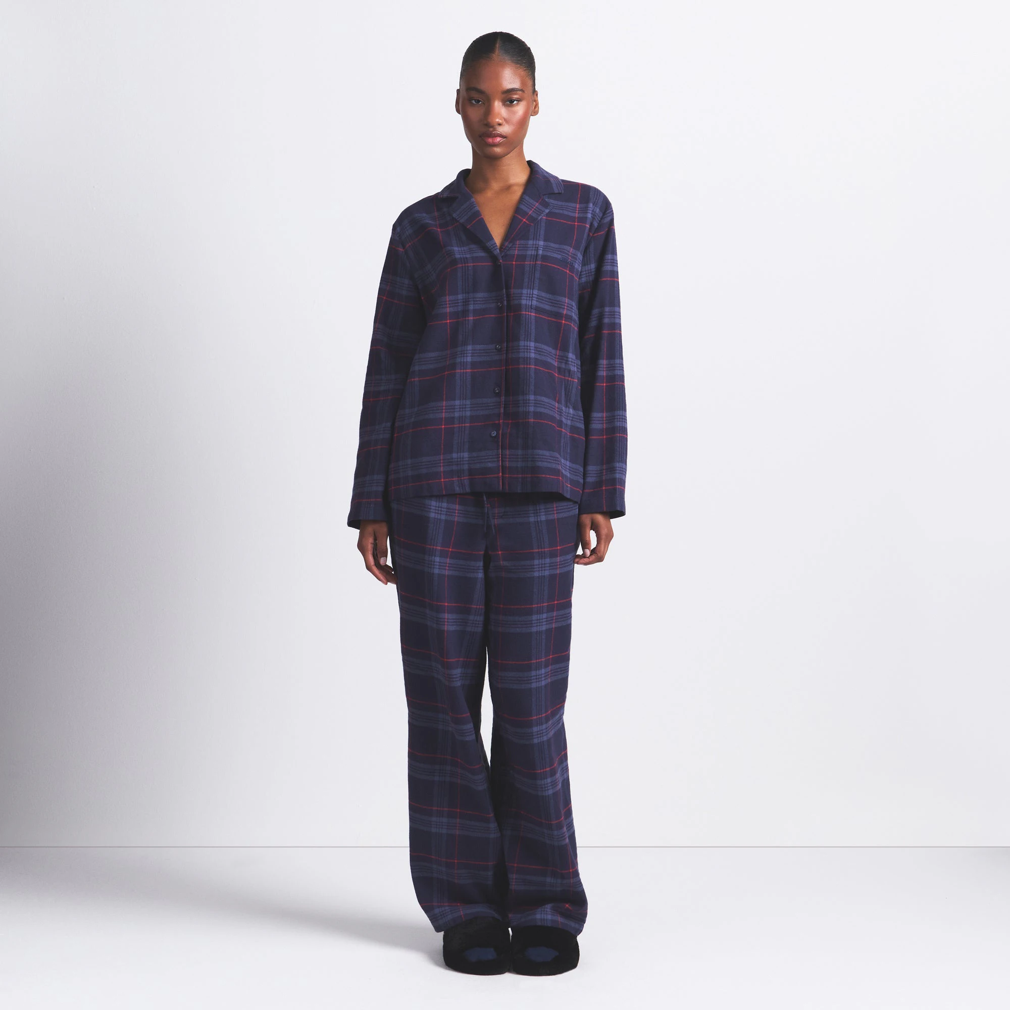FLANNEL SLEEP LONG SLEEP SET | DAMSON LASER PLAID ON A MODEL FRONT VIEW @ | FOCUS: 0.0, 1.0, 0.9