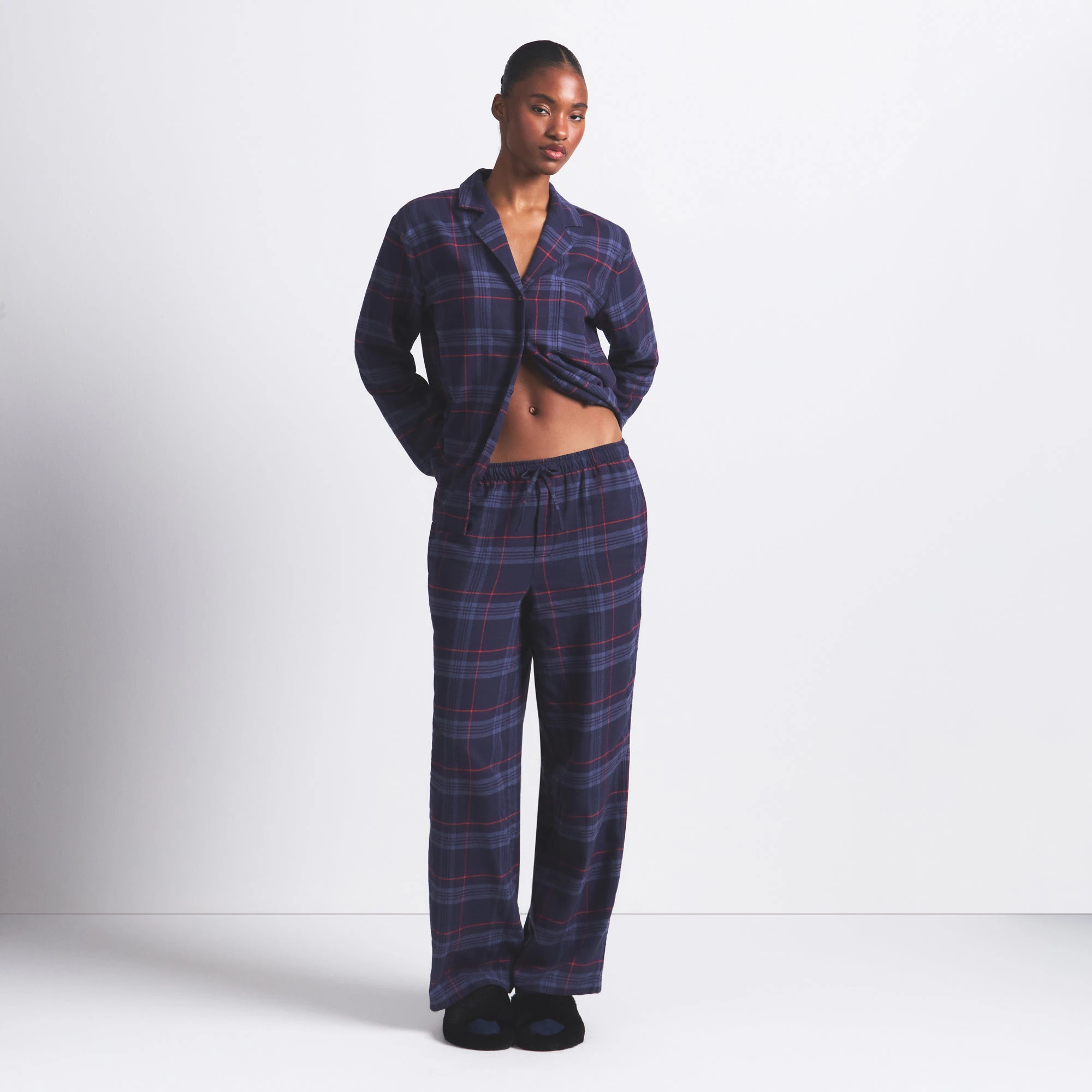 FLANNEL SLEEP LONG SLEEP SET | DAMSON LASER PLAID ON A MODEL FRONT VIEW @ | FOCUS: 0.0, 1.0, 0.9