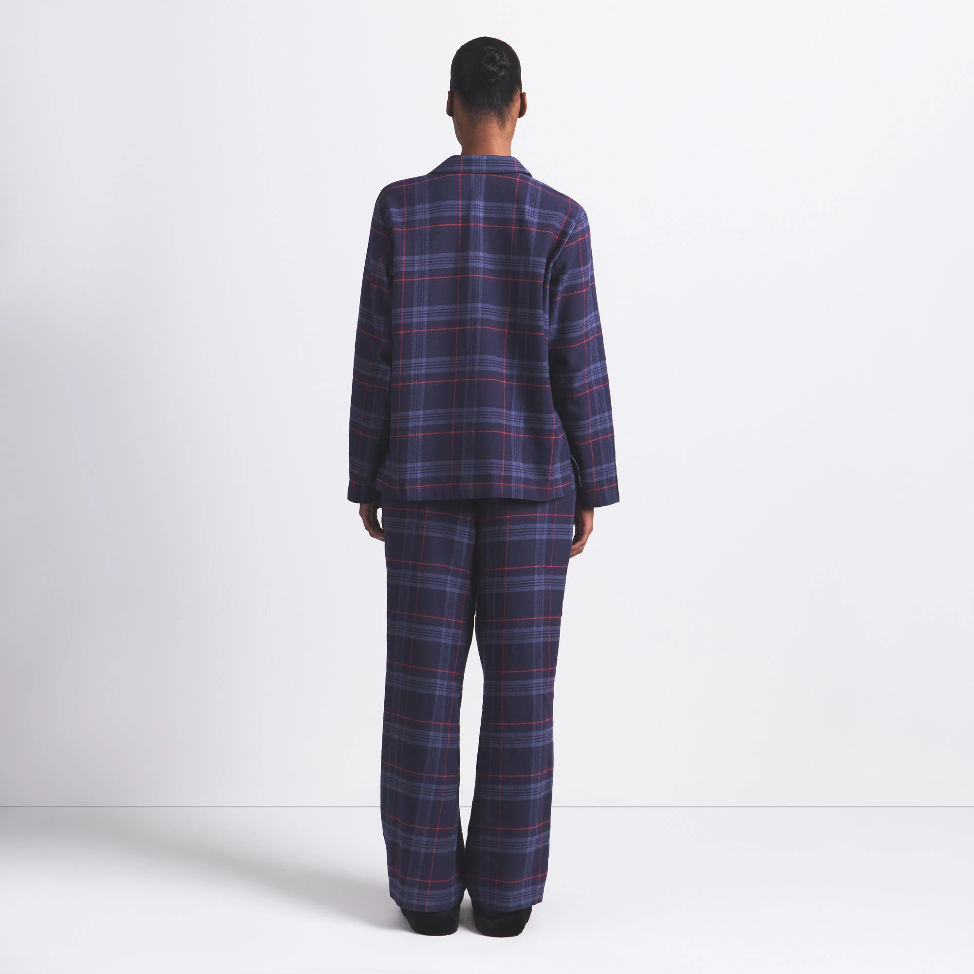 FLANNEL SLEEP LONG SLEEP SET | DAMSON LASER PLAID ON A MODEL FRONT VIEW @ | FOCUS: 0.0, 1.0, 0.9