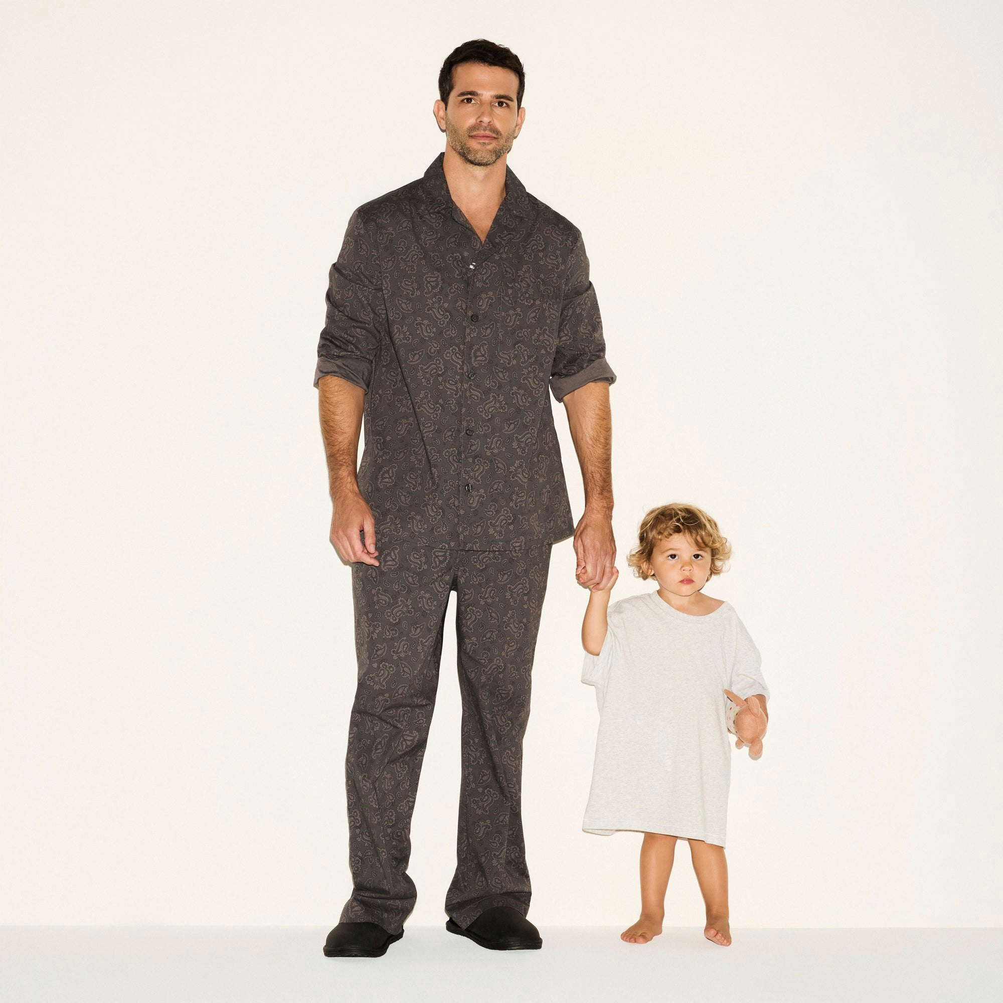COTTON POPLIN MENS LONG SLEEP SET | ASH PAISLEY PRINT ON A MODEL FRONT VIEW | FOCUS: 0.0, 1.0, 0.9