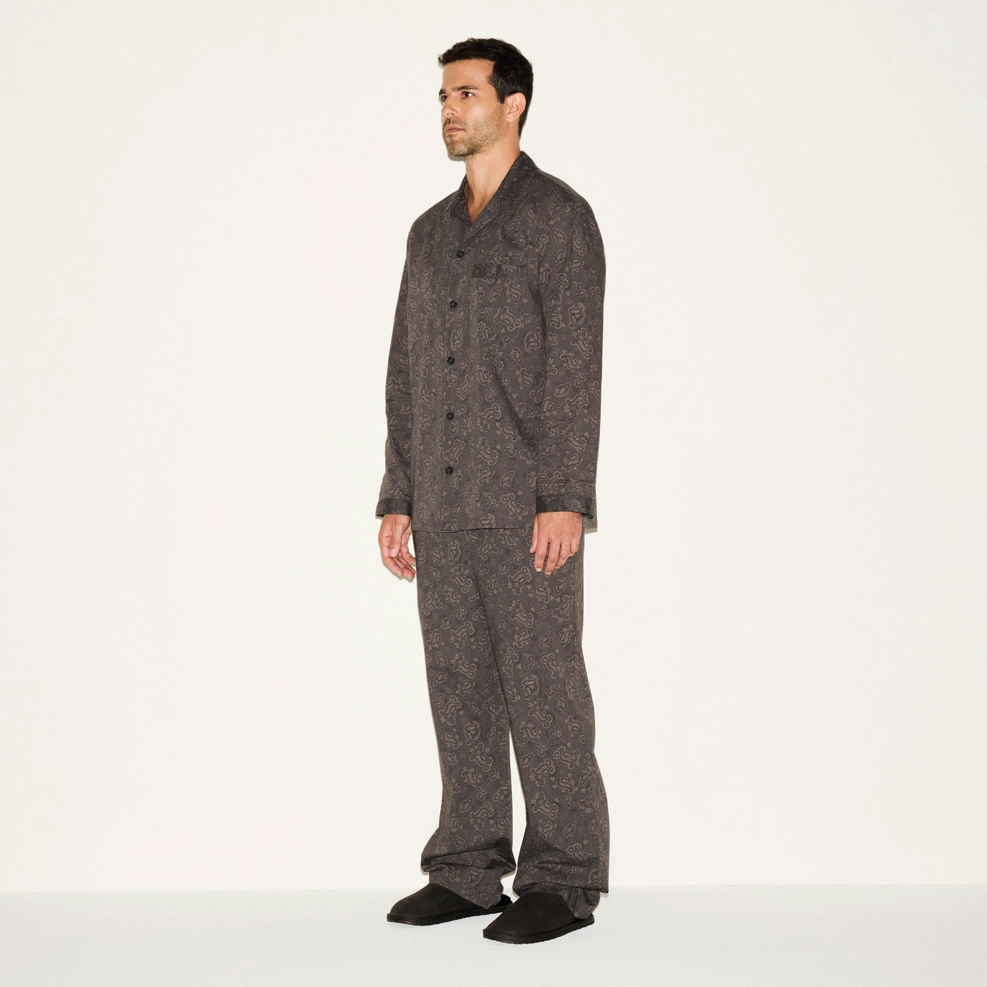 COTTON POPLIN MENS LONG SLEEP SET | ASH PAISLEY PRINT ON A MODEL SIDE VIEW | FOCUS: 0.0, 1.0, 0.9