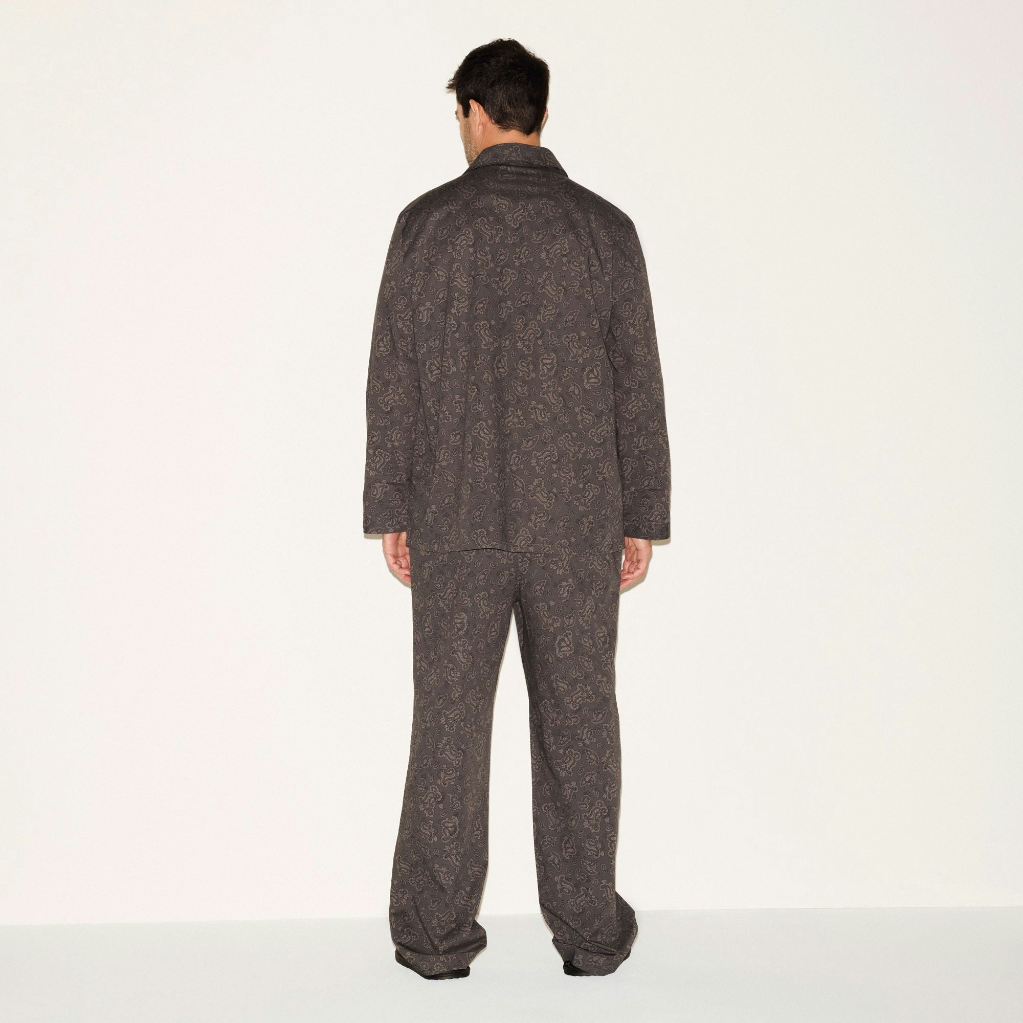 COTTON POPLIN MENS LONG SLEEP SET | ASH PAISLEY PRINT ON A MODEL SIDE VIEW | FOCUS: 0.0, 1.0, 0.9