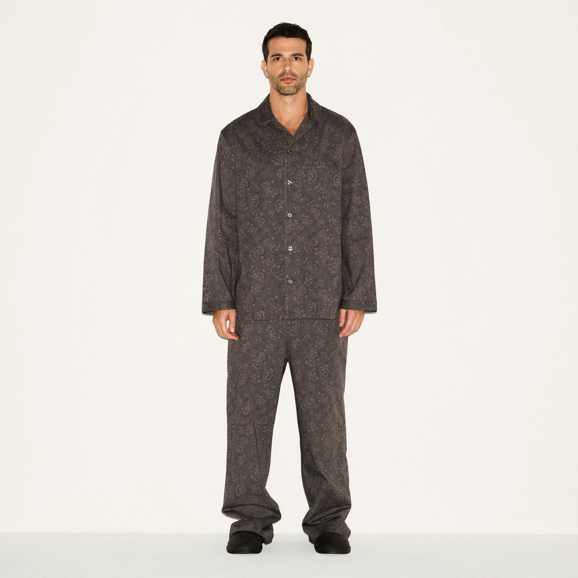COTTON POPLIN MENS LONG SLEEP SET | ASH PAISLEY PRINT ON A MODEL FRONT VIEW | FOCUS: 0.0, 1.0, 0.9