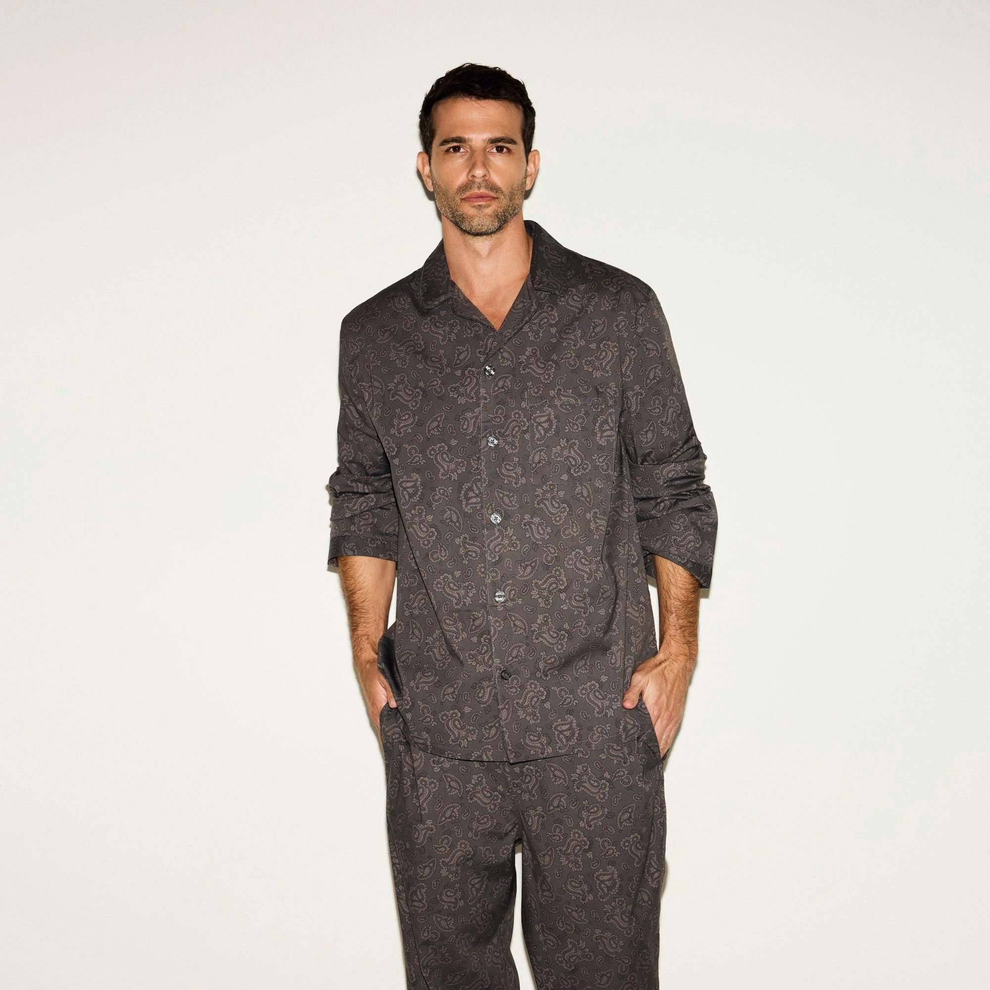 COTTON POPLIN MENS LONG SLEEP SET | ASH PAISLEY PRINT ON A MODEL SIDE VIEW | FOCUS: 0.0, 1.0, 0.9