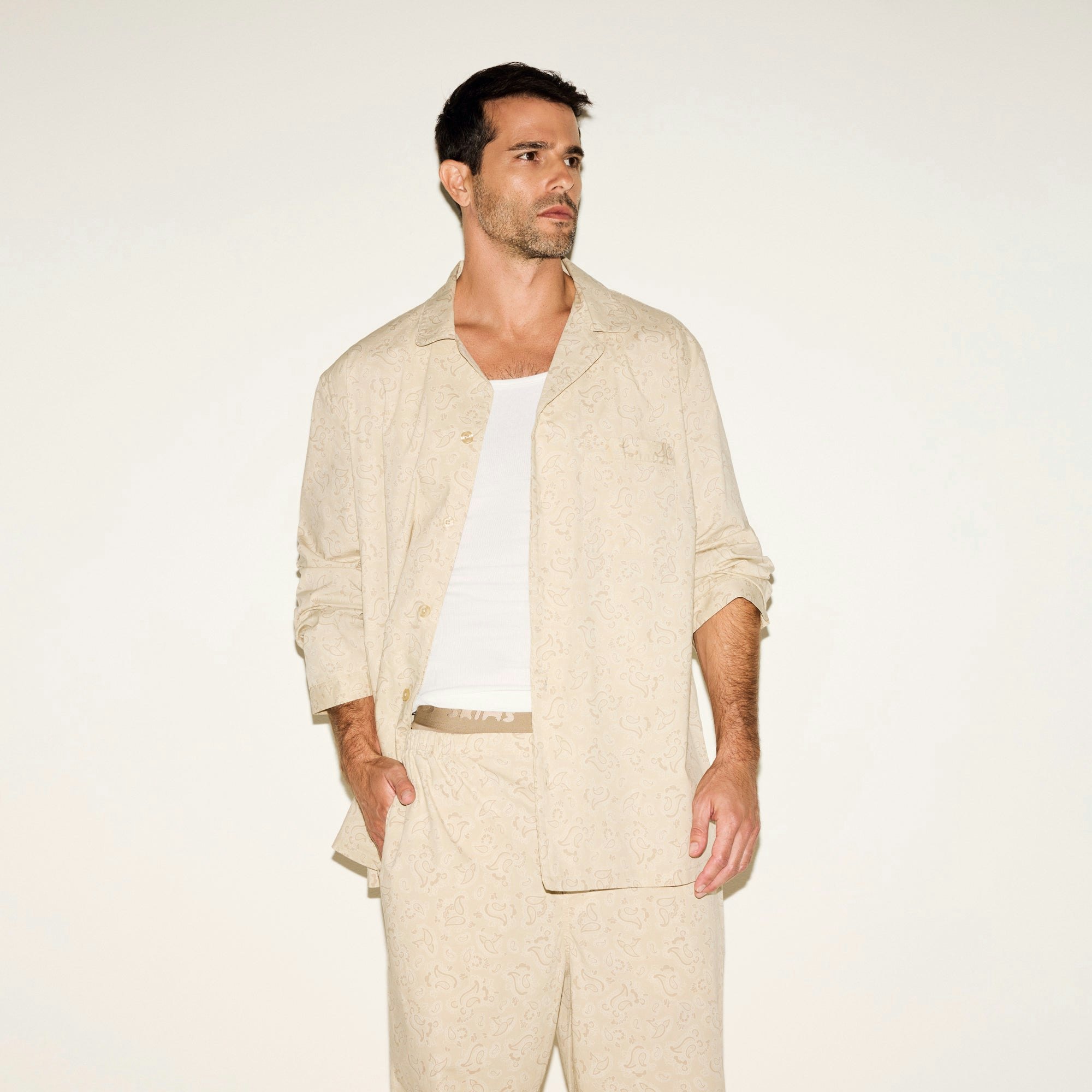 COTTON POPLIN MENS LONG SLEEP SET | TAN PAISLEY PRINT ON A MODEL SIDE VIEW | FOCUS: 0.0, 1.0, 0.9