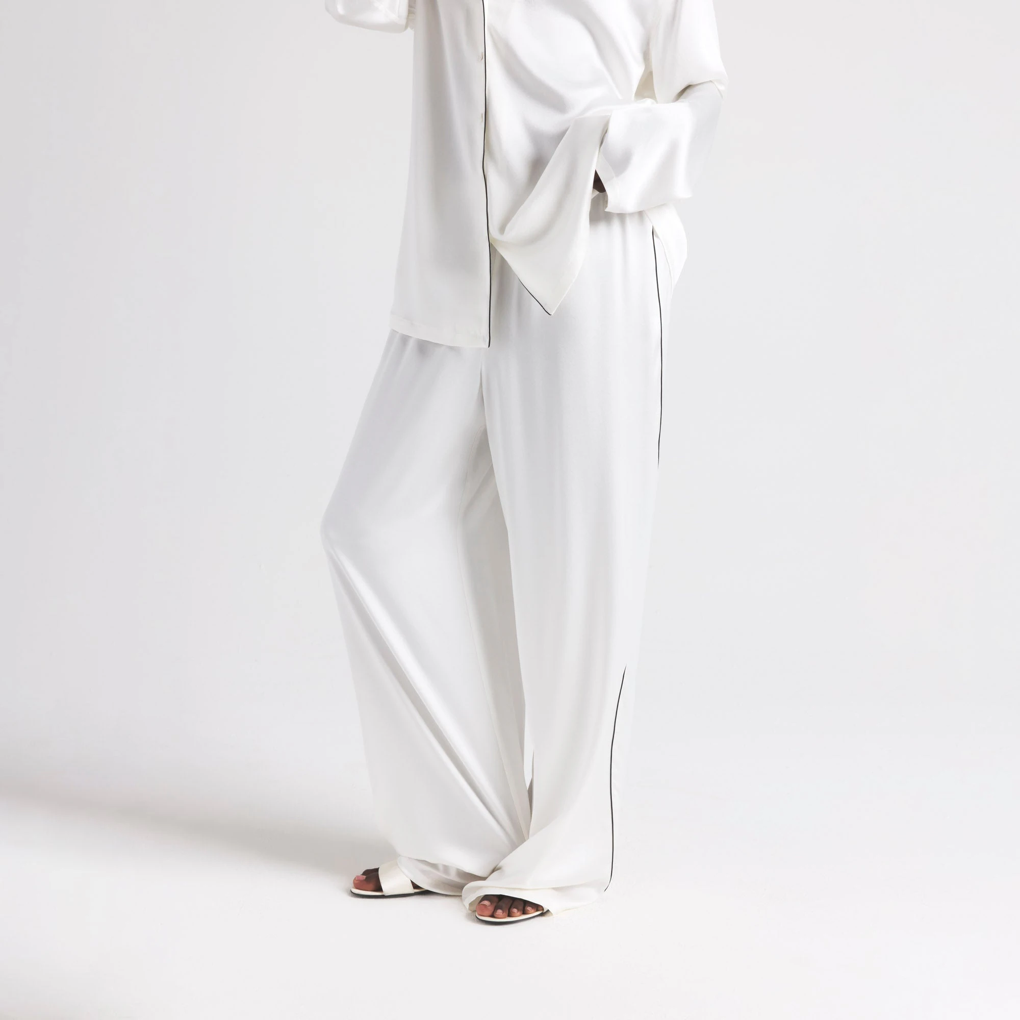 SILK LONG SLEEP SET | IVORY ON A MODEL SIDE  ON A MODEL FRONT VIEW | FOCUS: 0.0, 1.0, 0.9