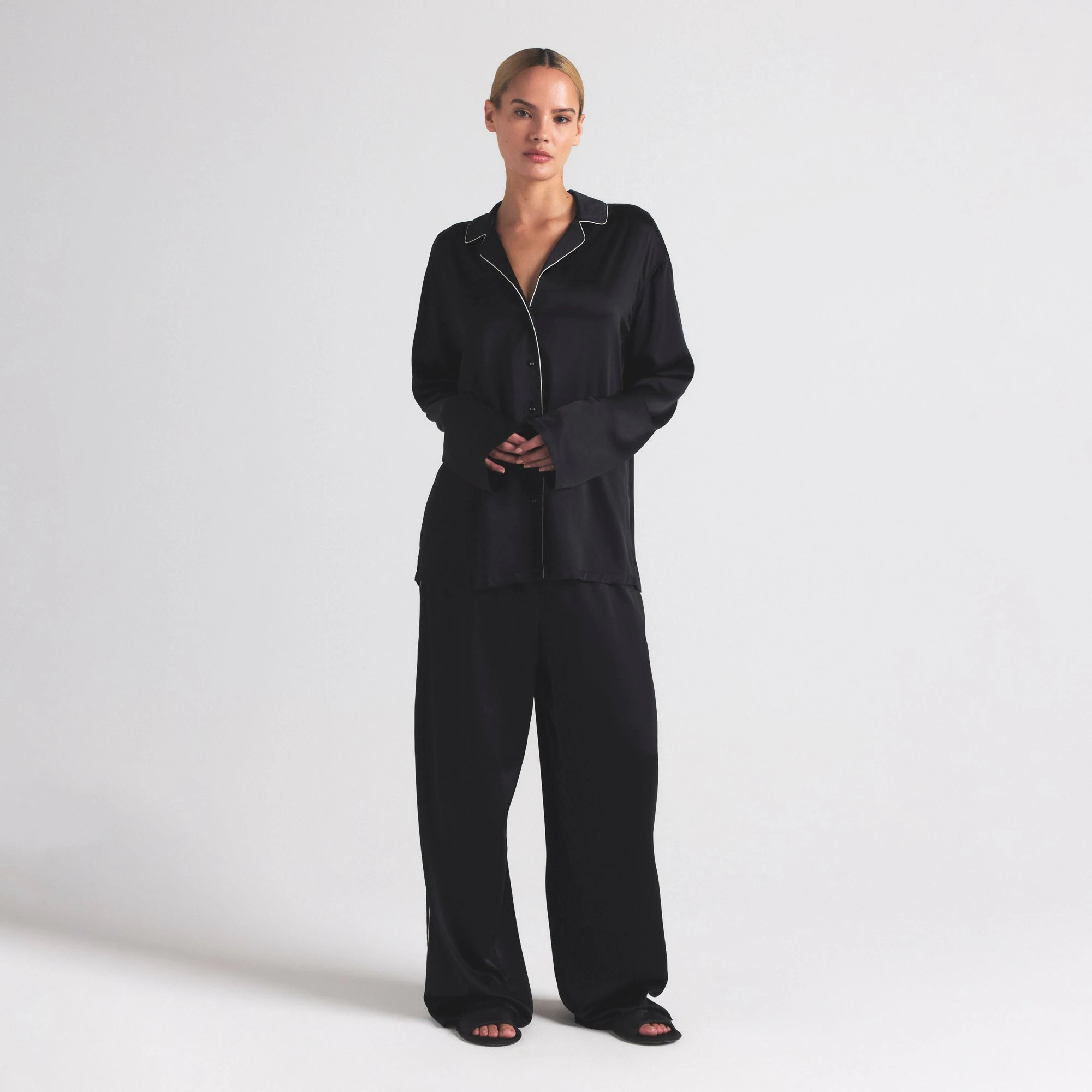 SILK LONG SLEEP SET | ONYX ON A MODEL FRONT  ON A MODEL FRONT VIEW | FOCUS: 0.0, 1.0, 0.9