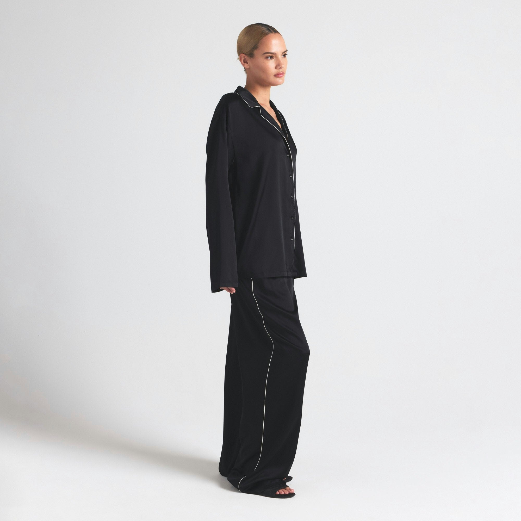 SILK LONG SLEEP SET | ONYX ON A MODEL SIDE  ON A MODEL FRONT VIEW | FOCUS: 0.0, 1.0, 0.9