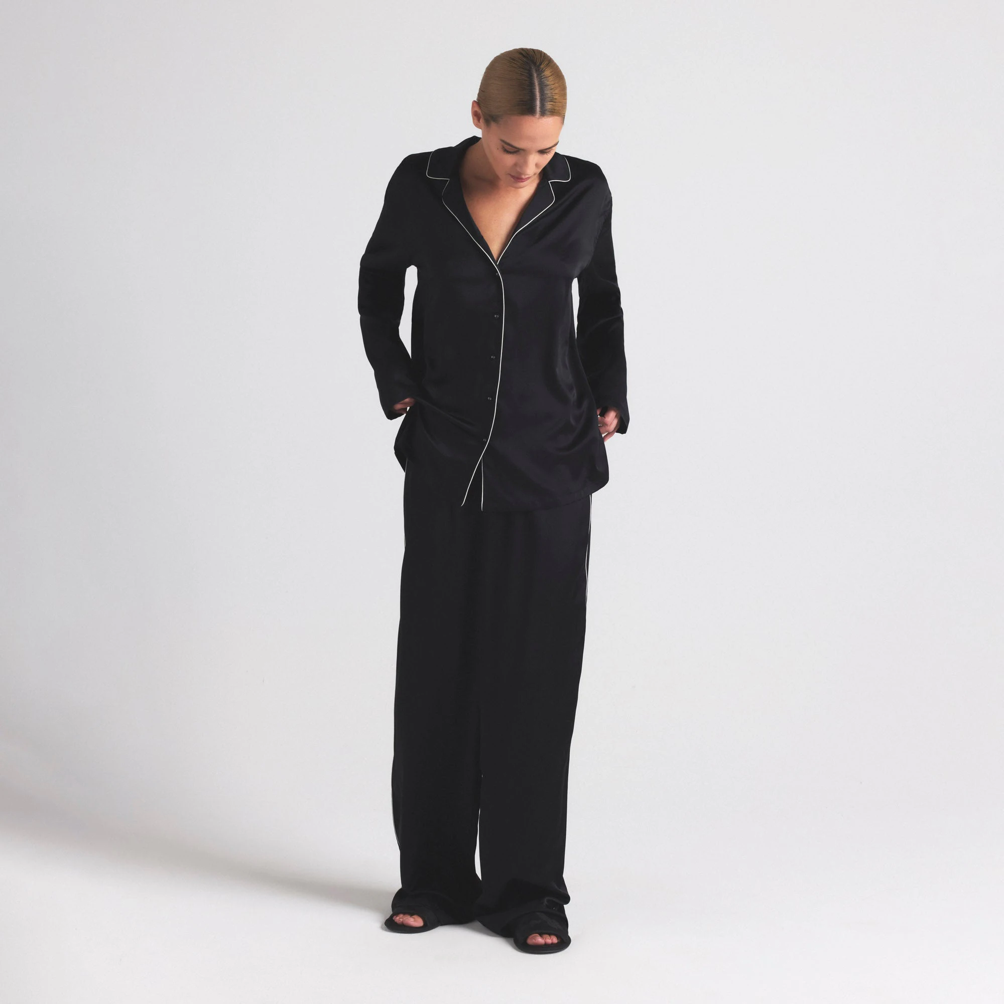 SILK LONG SLEEP SET | ONYX ON A MODEL FRONT  ON A MODEL FRONT VIEW | FOCUS: 0.0, 1.0, 0.9