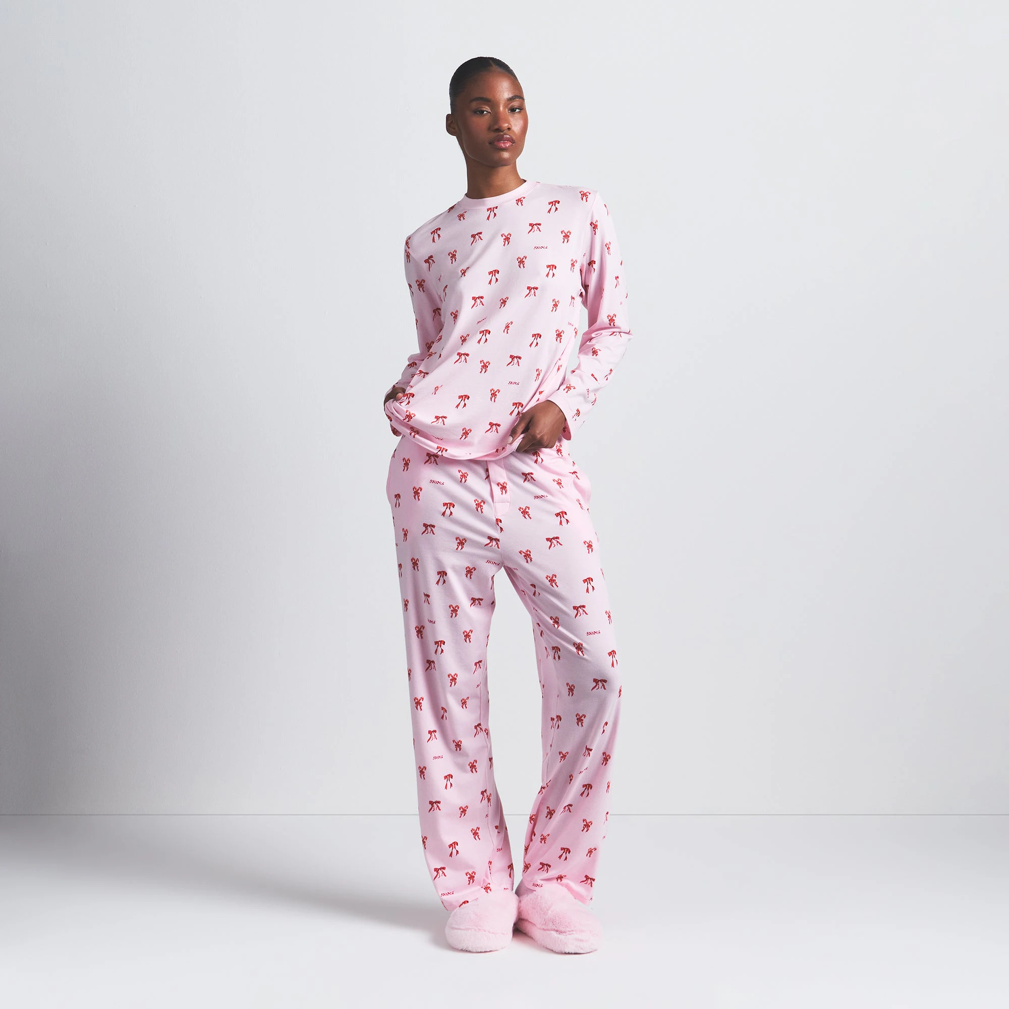 BOYFRIEND LONG SLEEVE T-SHIRT AND LOOSE PANT SET | CHERRY BLOSSOM CANDY BOW PRINT ON A MODEL FRONT VIEW @ | FOCUS: 0.0, 1.0, 0.9