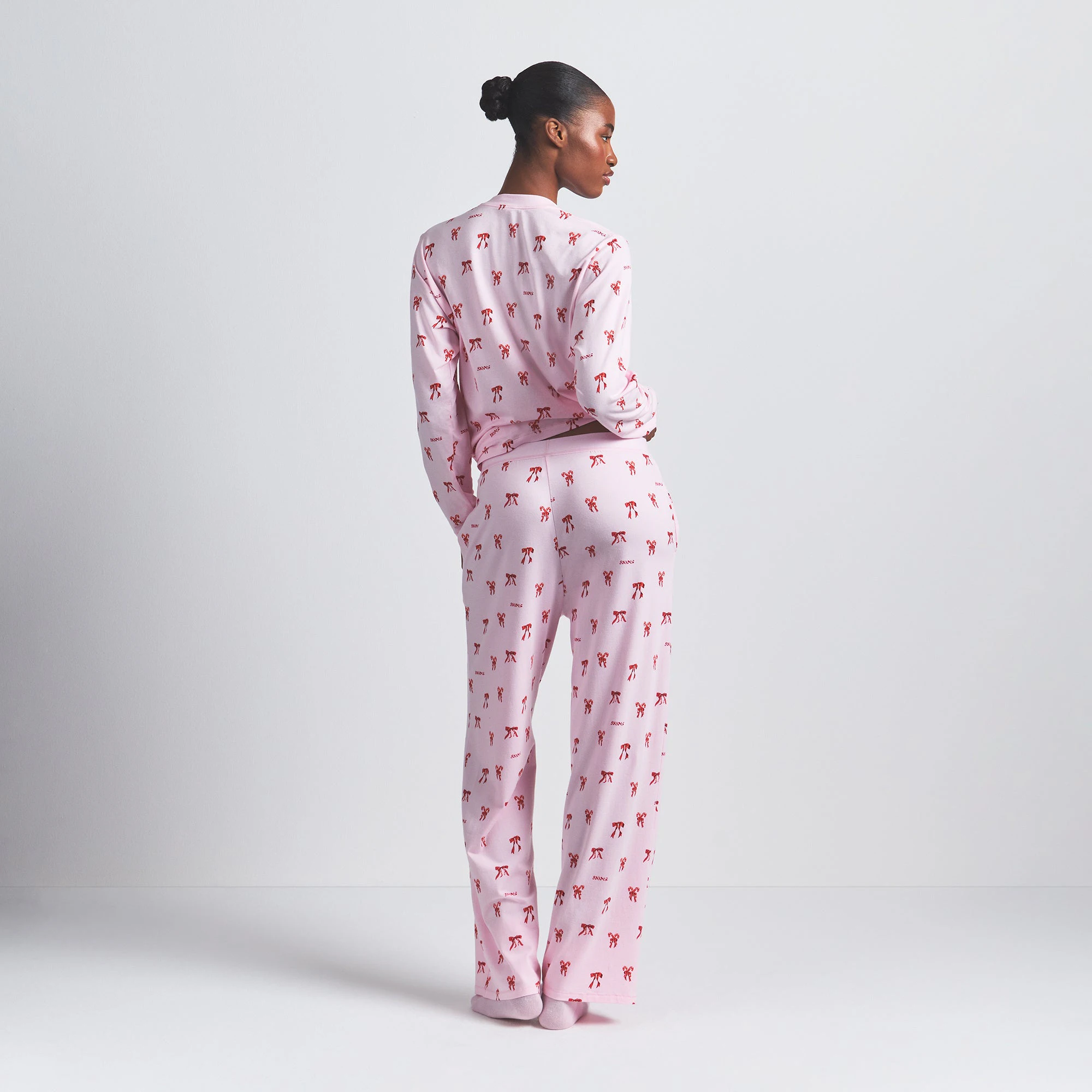 BOYFRIEND LONG SLEEVE T-SHIRT AND LOOSE PANT SET | CHERRY BLOSSOM CANDY BOW PRINT ON A MODEL BACK VIEW @ | FOCUS: 0.0, 1.0, 0.9