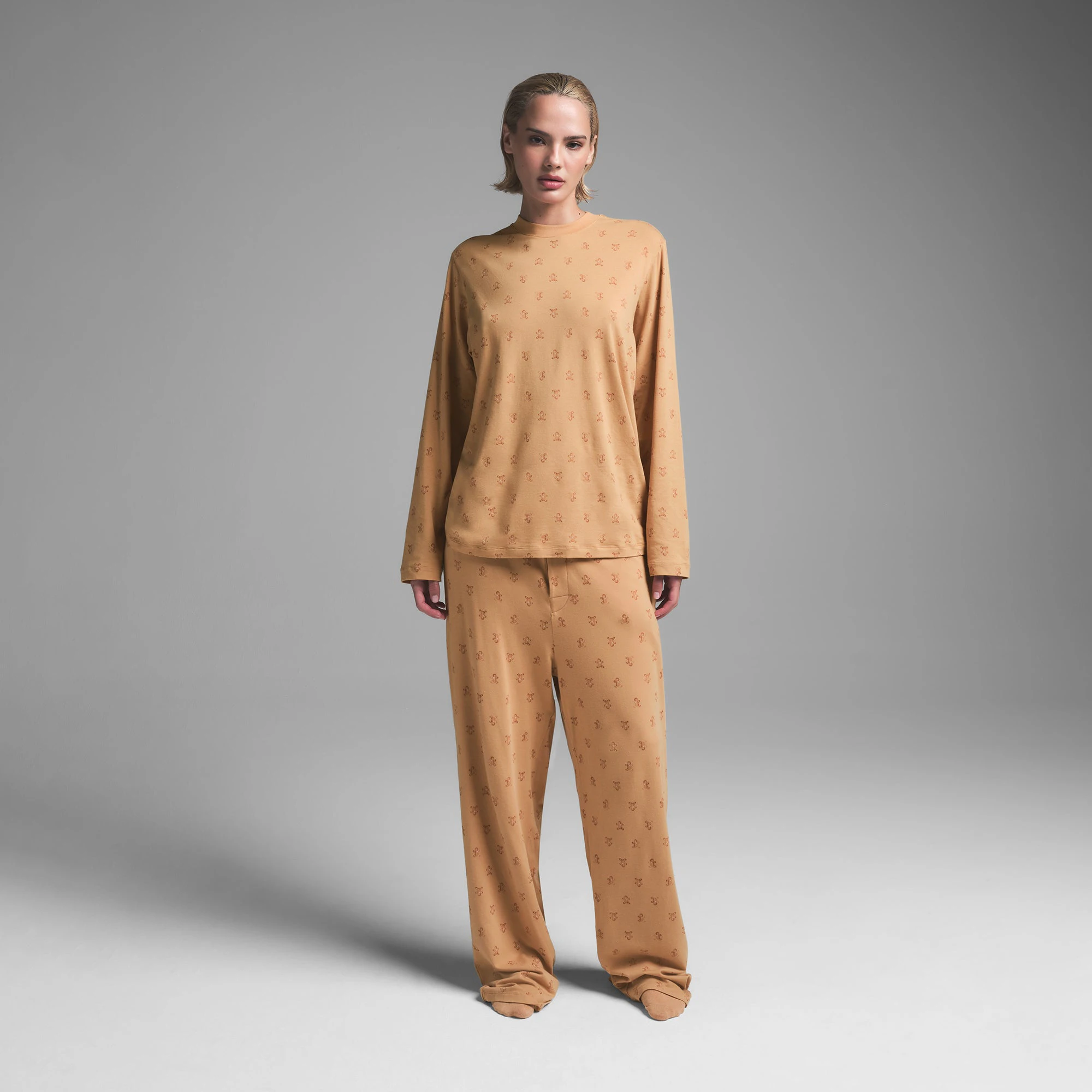 BOYFRIEND LONG SLEEVE T-SHIRT AND LOOSE PANT SET | CARAMEL GINGERBREAD PRINT ON A MODEL FRONT VIEW | FOCUS: 0.0, 1.0, 0.9