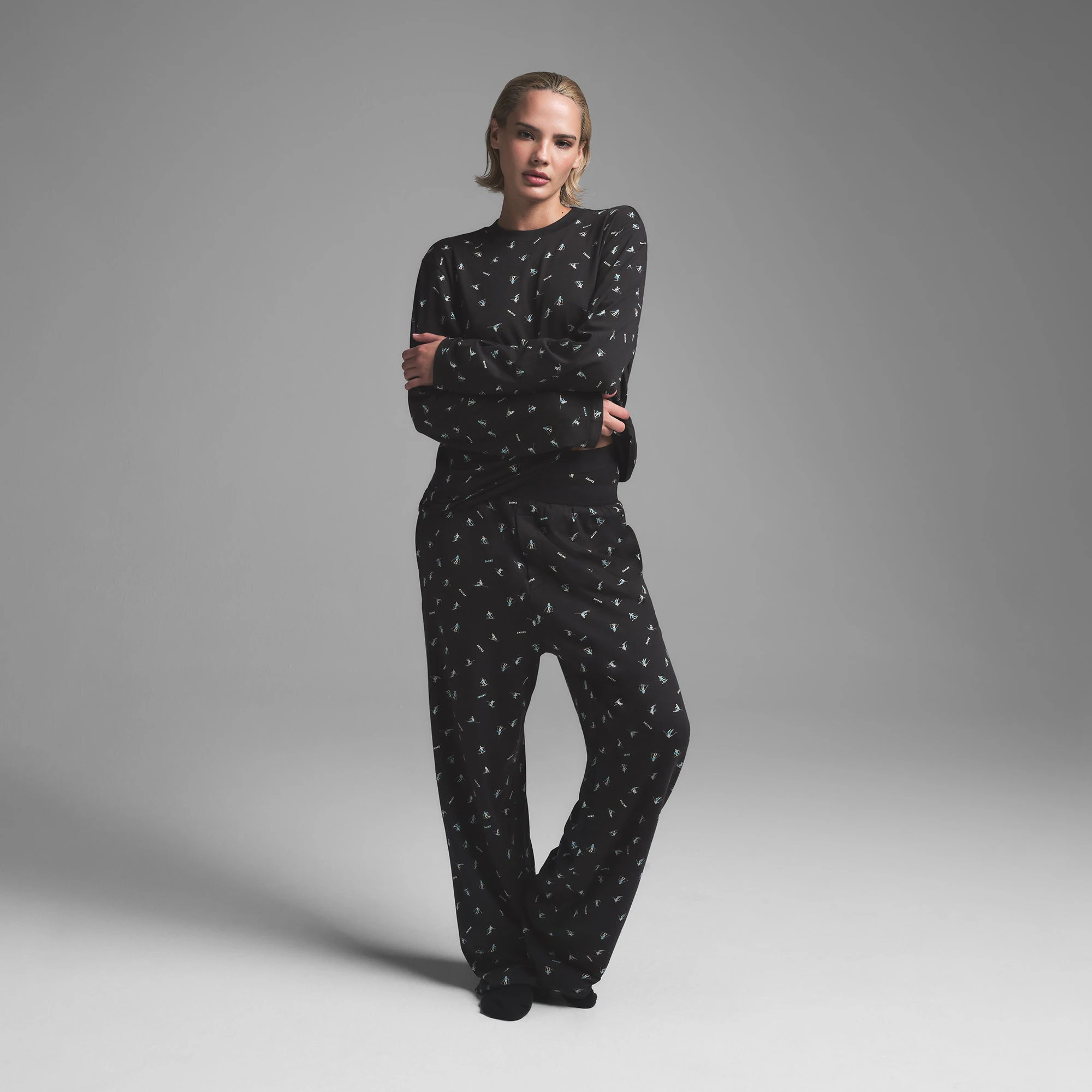 BOYFRIEND LONG SLEEVE T-SHIRT AND LOOSE PANT SET | WASHED ONYX SKI PRINT ON A MODEL FRONT VIEW | FOCUS: 0.0, 1.0, 0.9