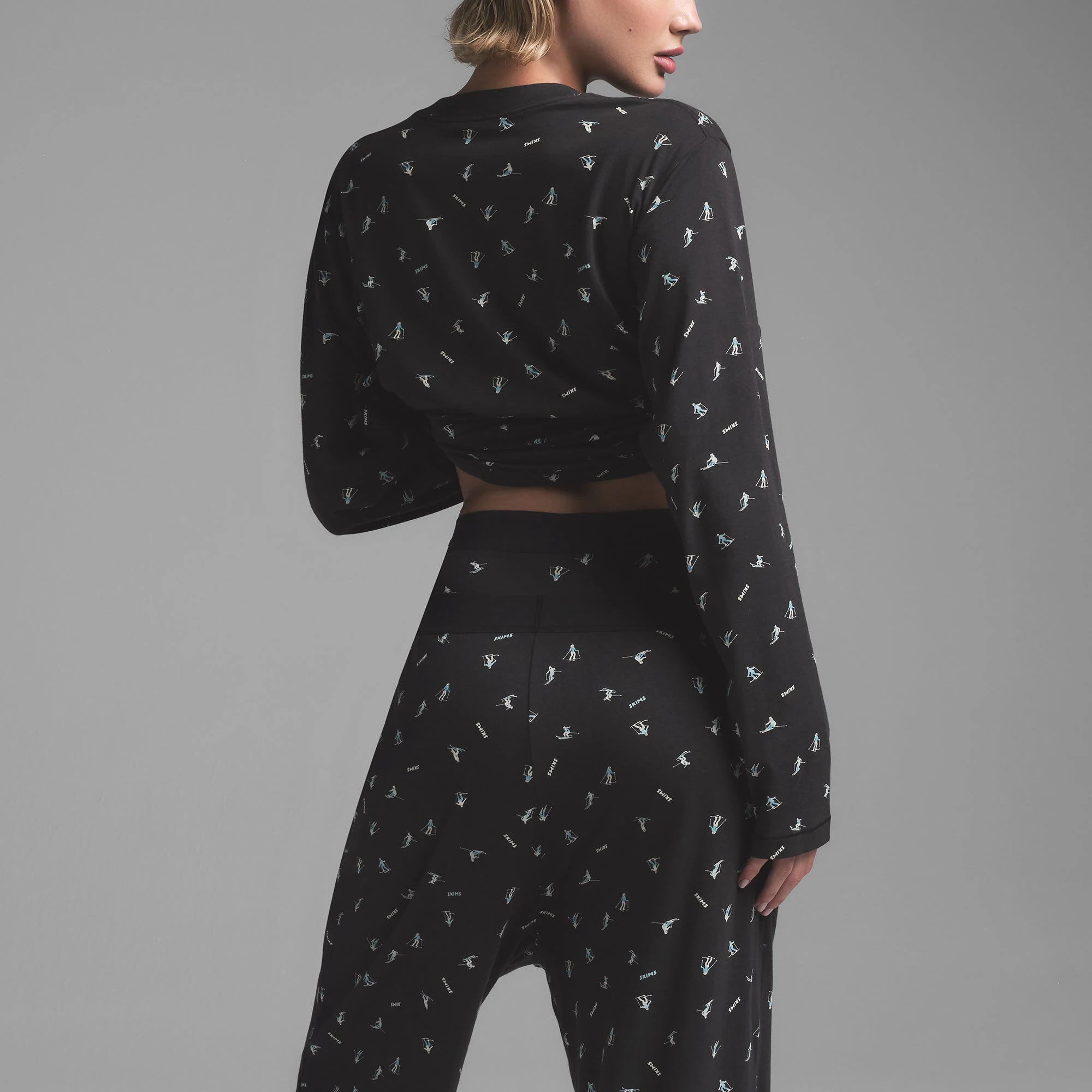 BOYFRIEND LONG SLEEVE T-SHIRT AND LOOSE PANT SET | ONYX SKI PRINT ON A MODEL BACK VIEW  | FOCUS: 0.0, 1.0, 0.9
