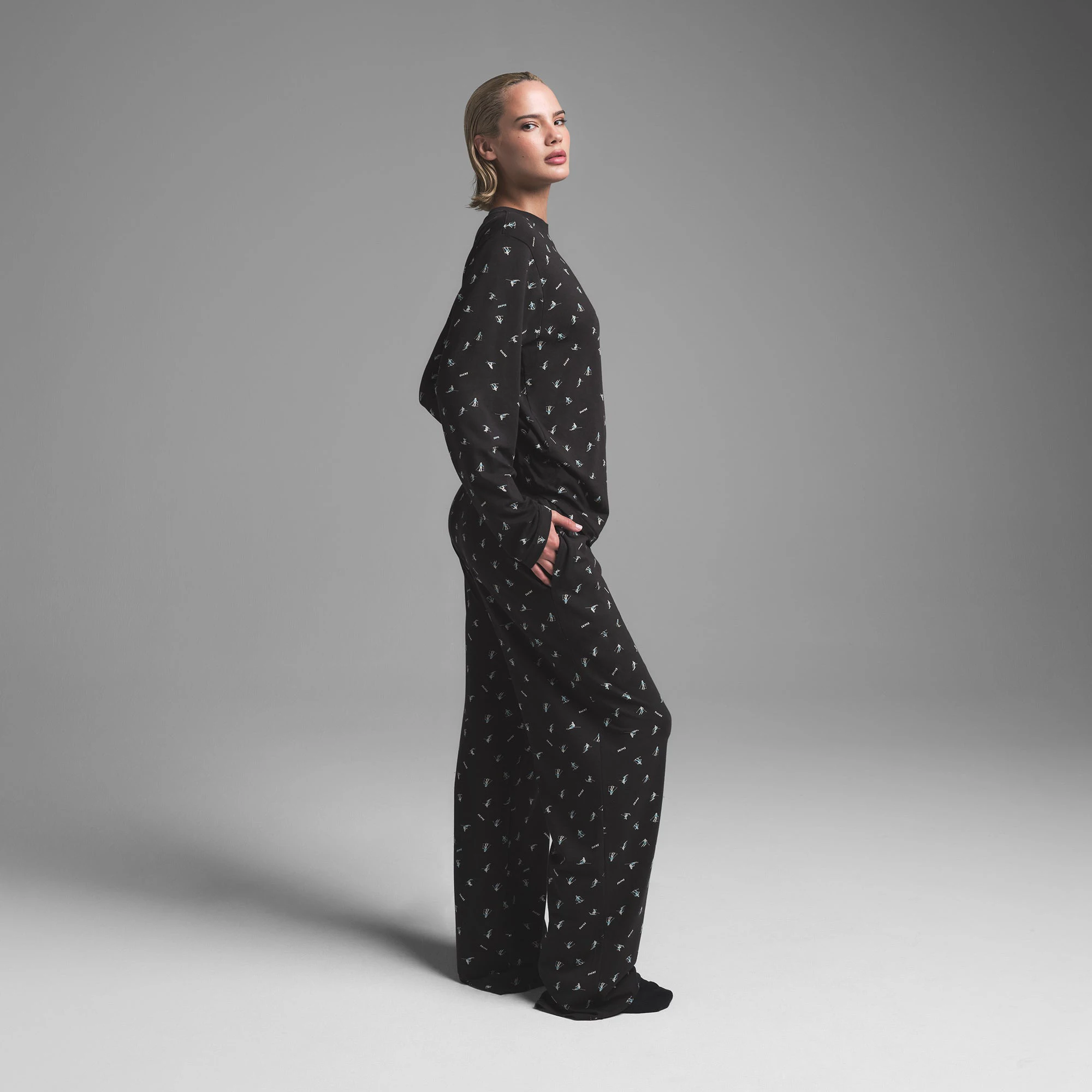 BOYFRIEND LONG SLEEVE T-SHIRT AND LOOSE PANT SET | WASHED ONYX SKI PRINT ON A MODEL SIDE VIEW