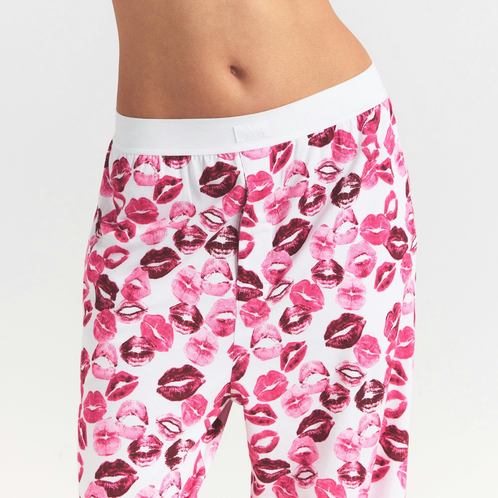 BOYFRIEND LONG SLEEVE T-SHIRT AND LOOSE PANT SET | PINK ALLOVER LIPSTICK ON A MODEL SIDE VIEW @ | FOCUS: 0.0, 1.0, 0.9