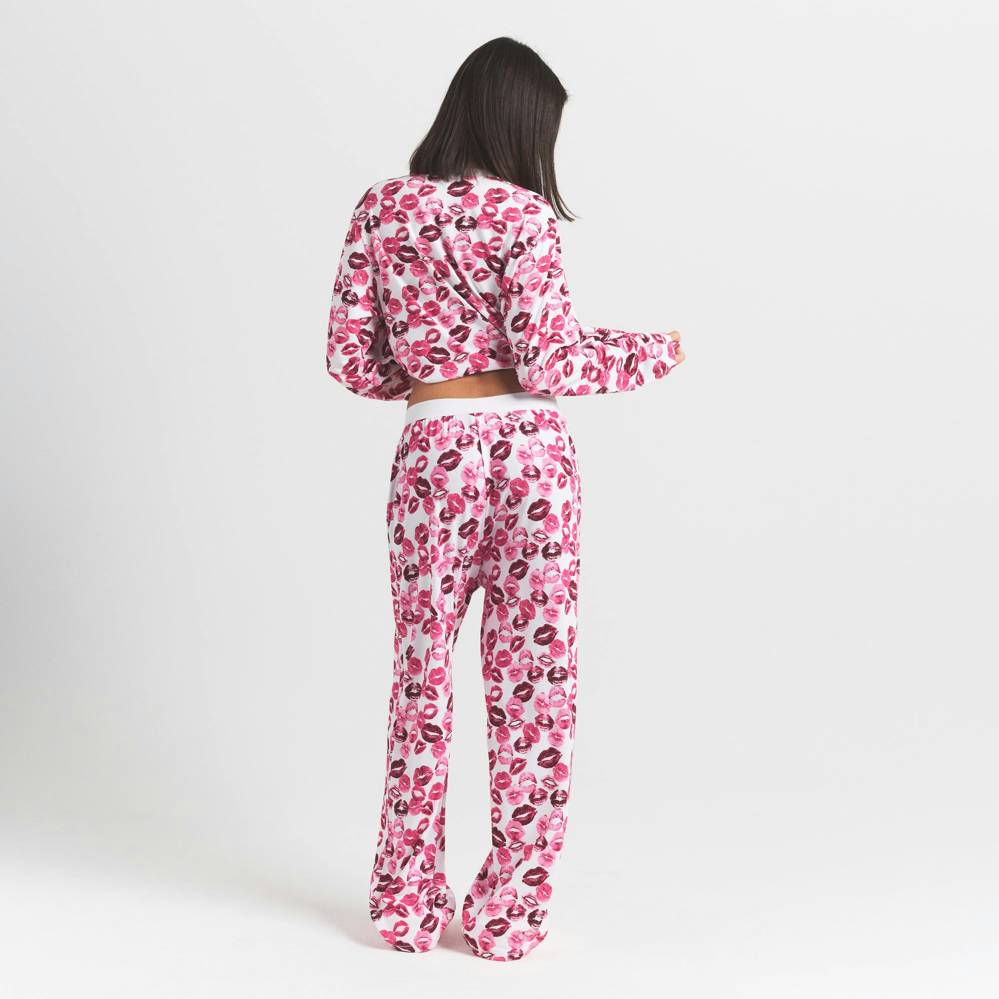 BOYFRIEND LONG SLEEVE T-SHIRT AND LOOSE PANT SET | PINK ALLOVER LIPSTICK ON A MODEL FRONT VIEW @ | FOCUS: 0.0, 1.0, 0.9