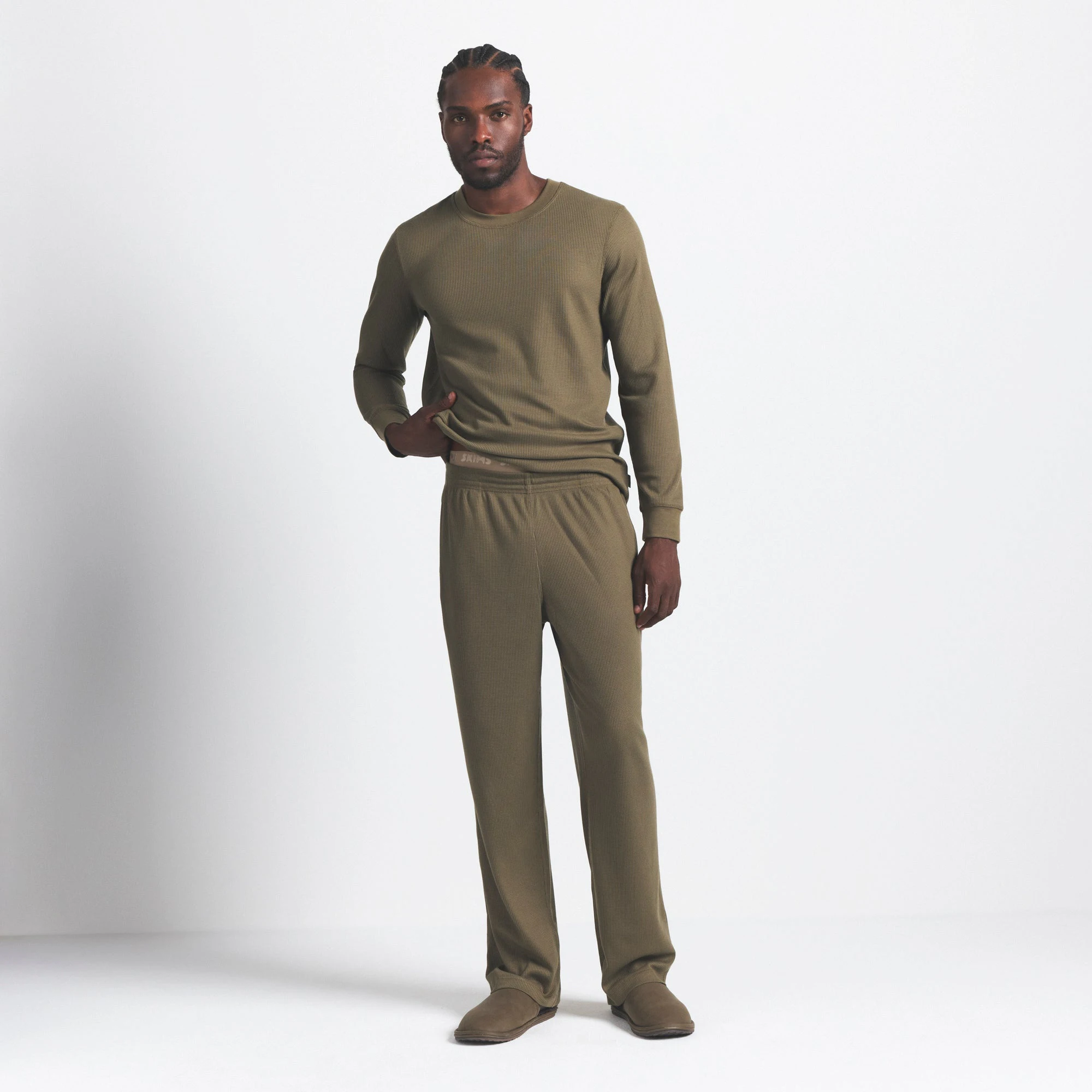 WAFFLE SLEEP MENS SET | ARMY ON A MODEL FRONT VIEW @ | FOCUS: 0.0, 1.0, 0.9