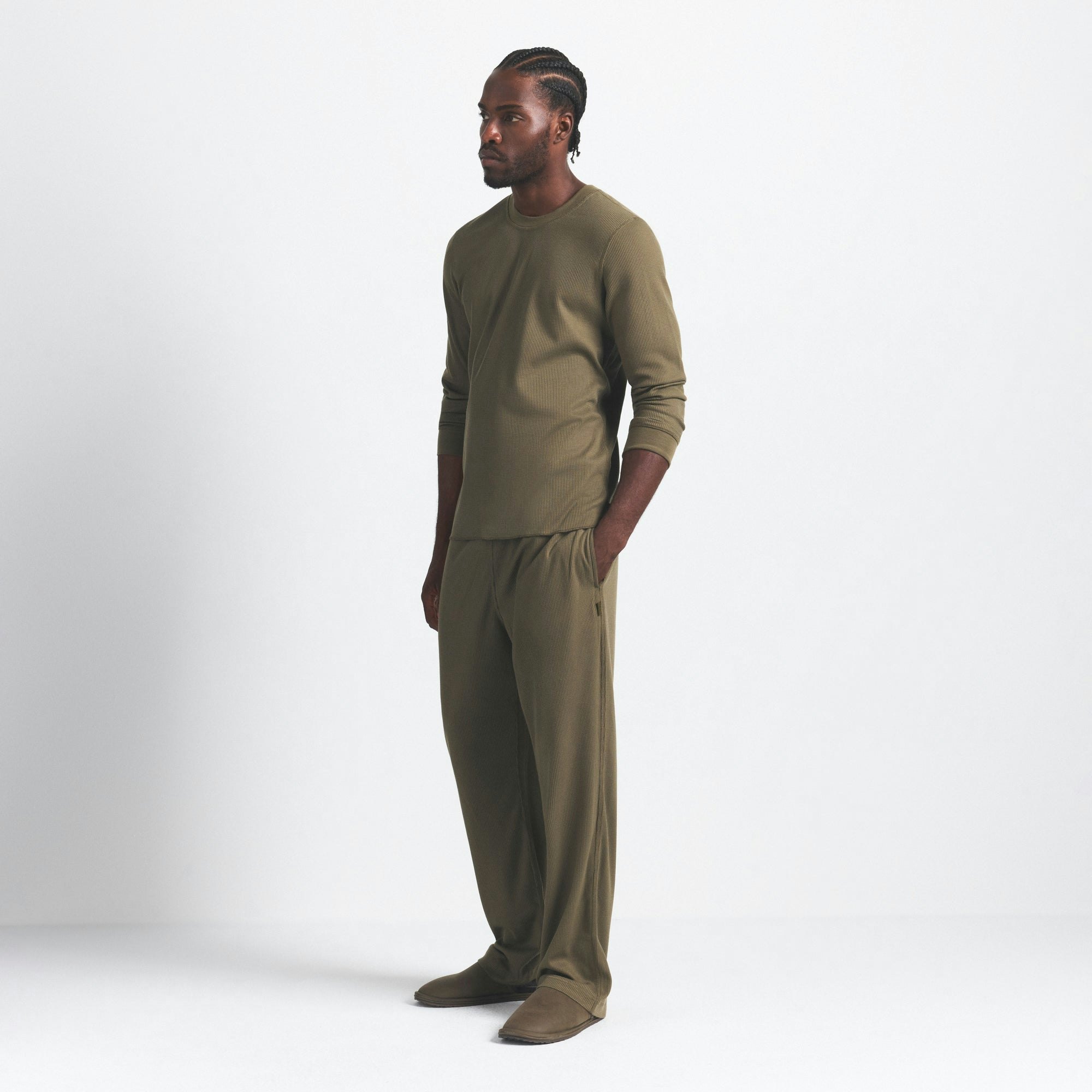 WAFFLE SLEEP MENS SET | ARMY ON A MODEL FRONT VIEW @ | FOCUS: 0.0, 1.0, 0.9