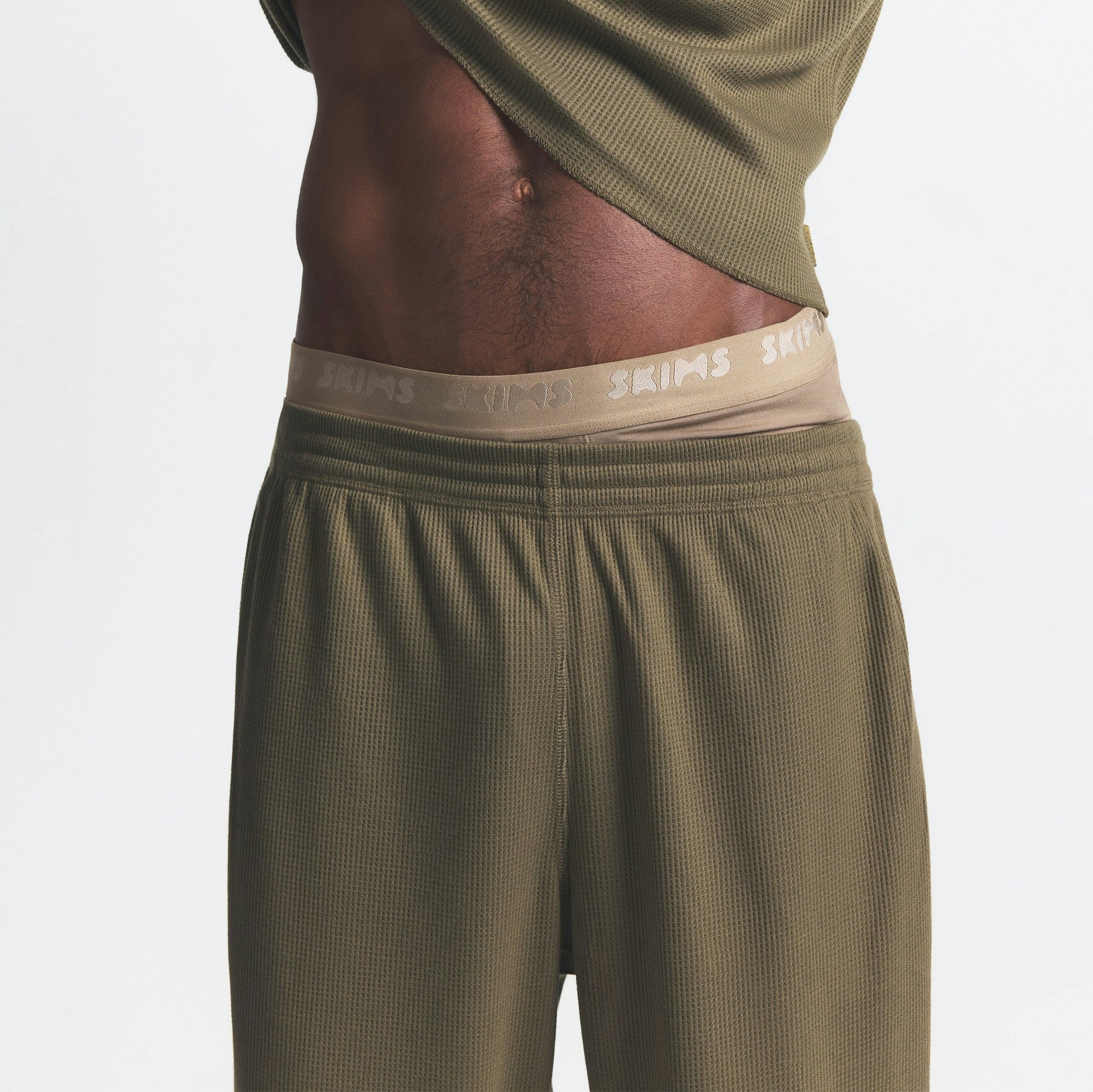 WAFFLE SLEEP MENS SET | ARMY ON A MODEL FRONT VIEW @ | FOCUS: 0.0, 1.0, 0.9