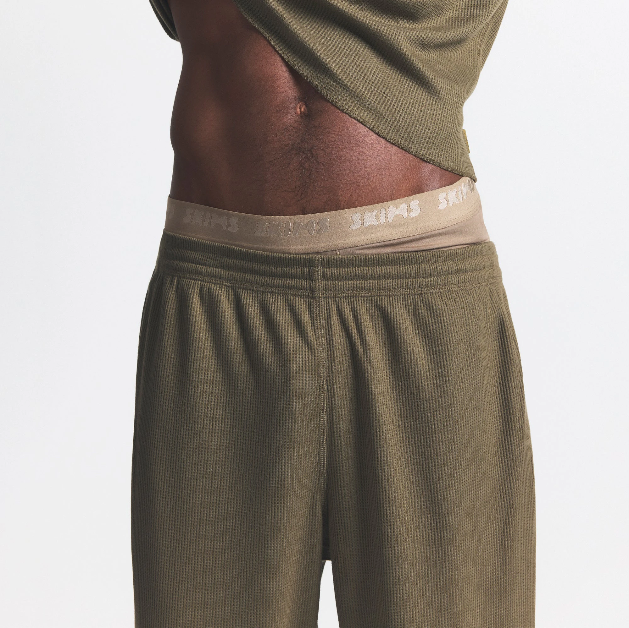 WAFFLE SLEEP MENS SET | ARMY ON A MODEL FRONT VIEW @ | FOCUS: 0.0, 1.0, 0.9