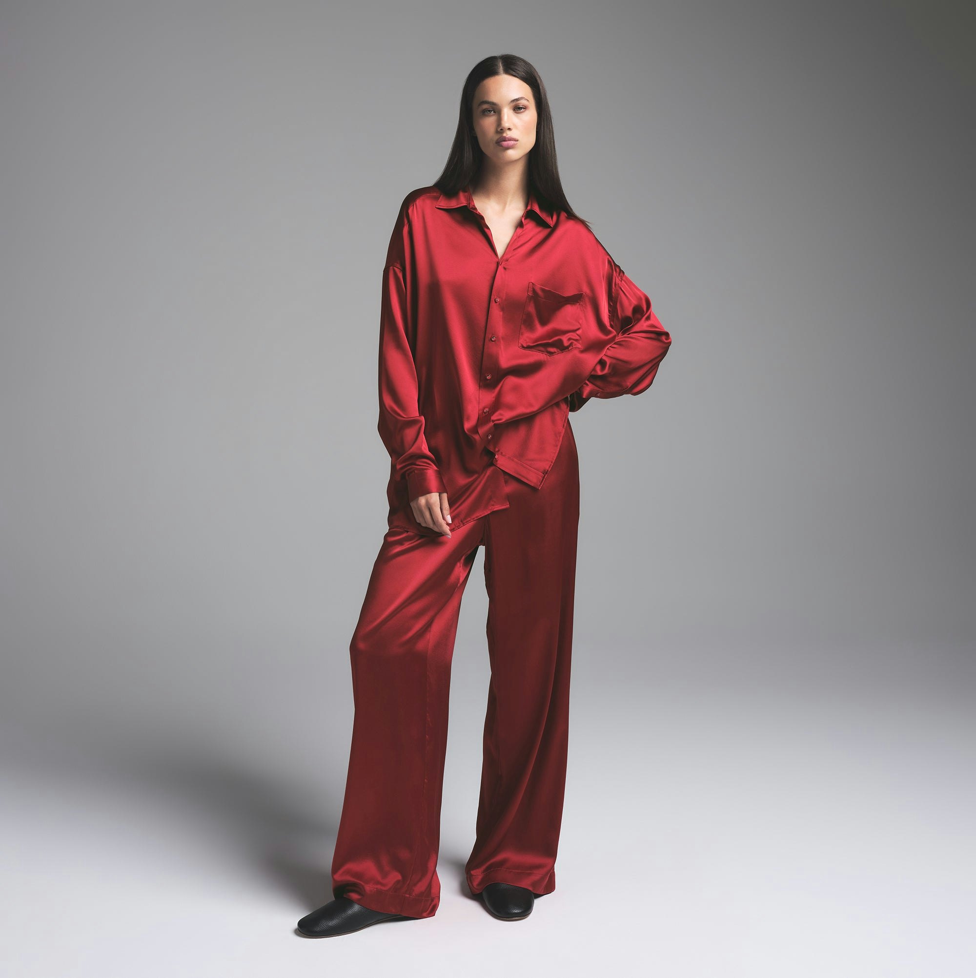 SILK OVERSIZED LONG SLEEP SET | BRICK ON A MODEL FRONT VIEW | FOCUS: 0.0, 1.0, 0.9