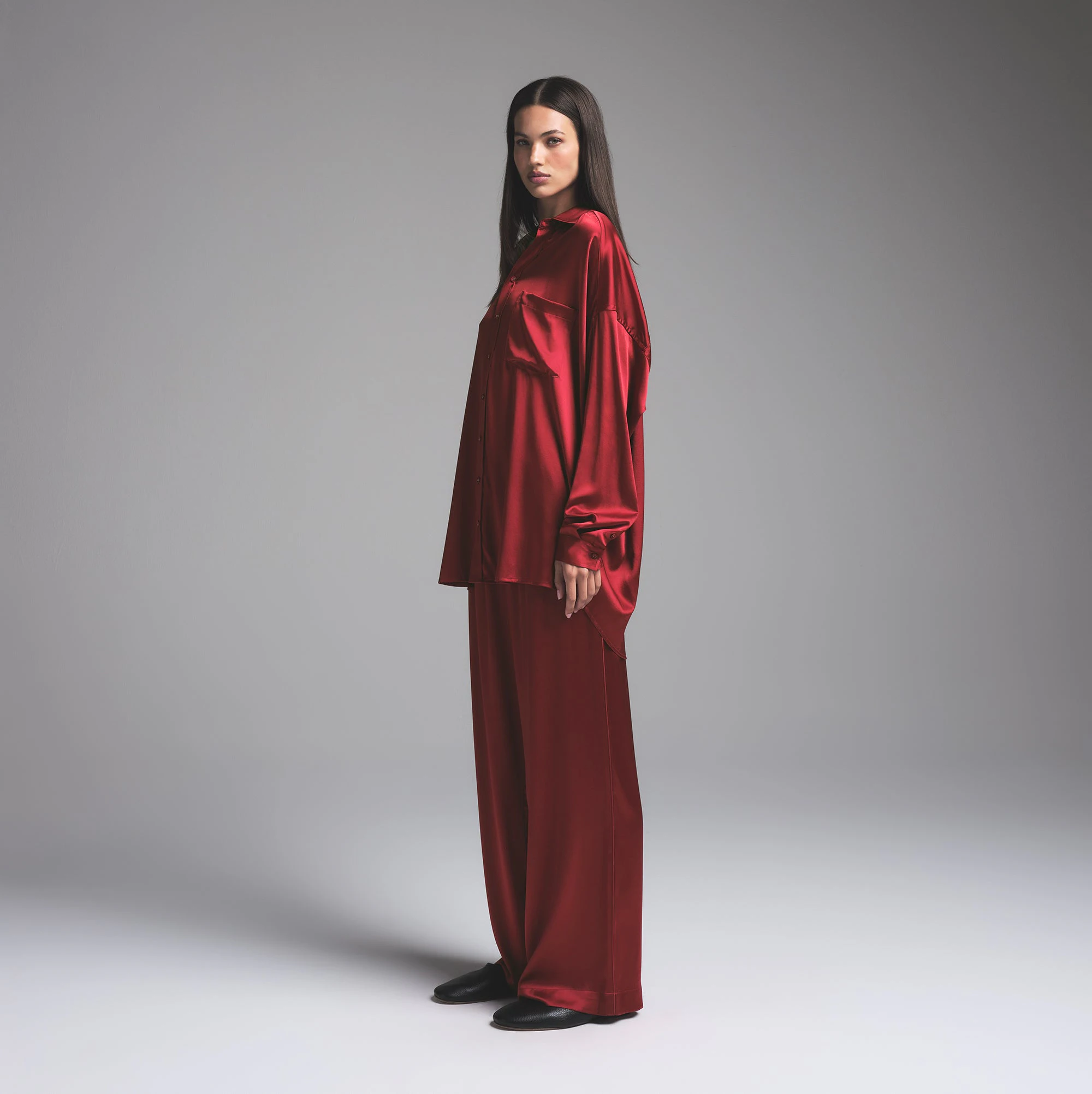 SILK OVERSIZED LONG SLEEP SET | BRICK ON A MODEL SIDE VIEW