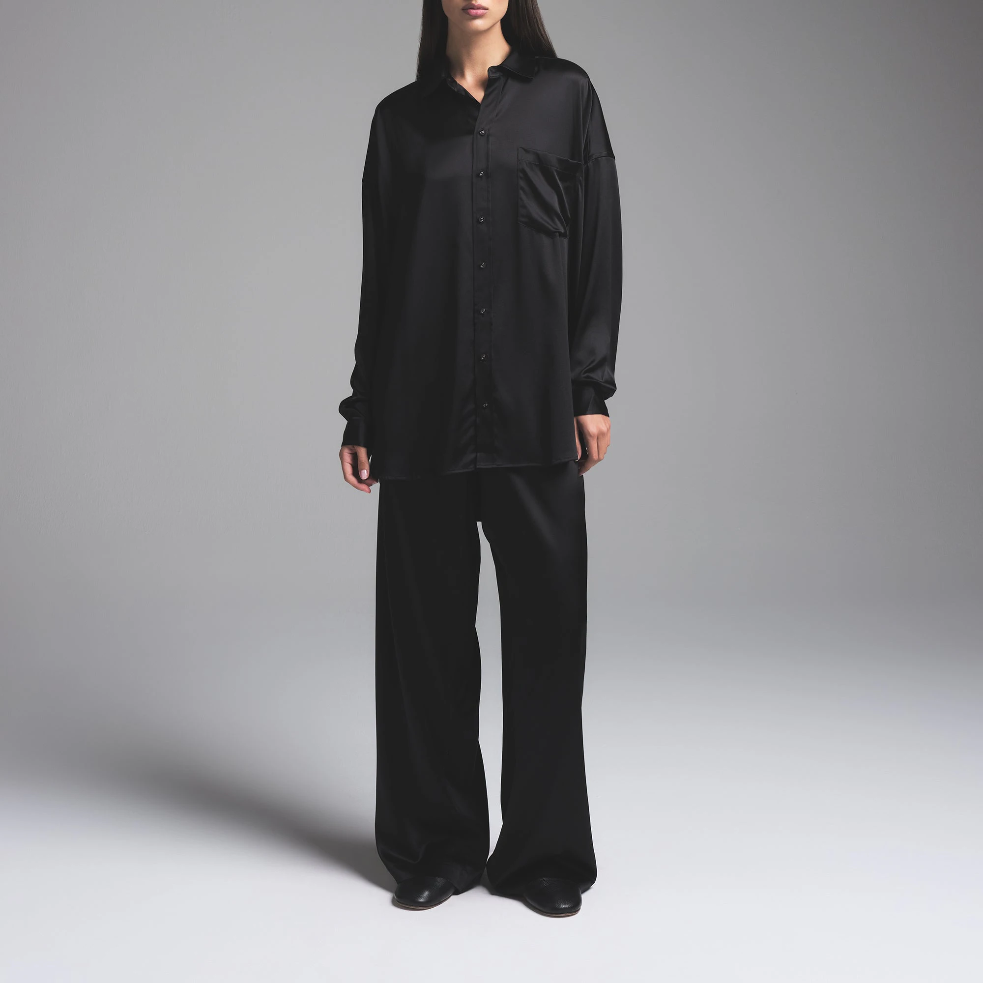 SILK OVERSIZED LONG SLEEP SET | ONYX ON A MODEL SIDE VIEW