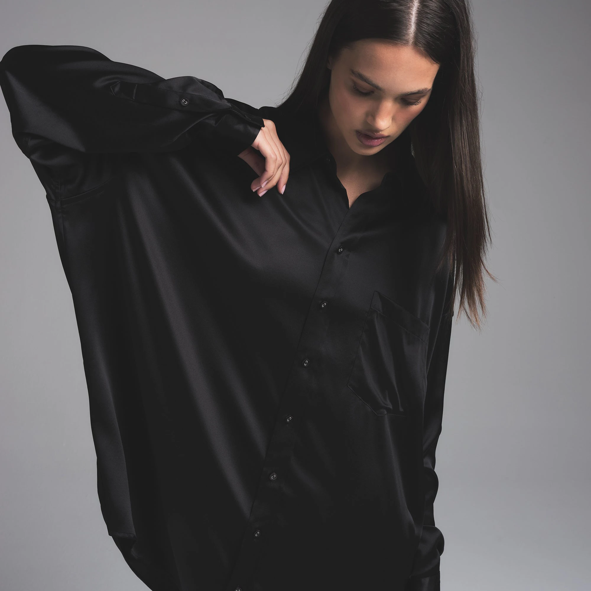 SILK OVERSIZED LONG SLEEP SET | ONYX ON A MODEL SIDE VIEW