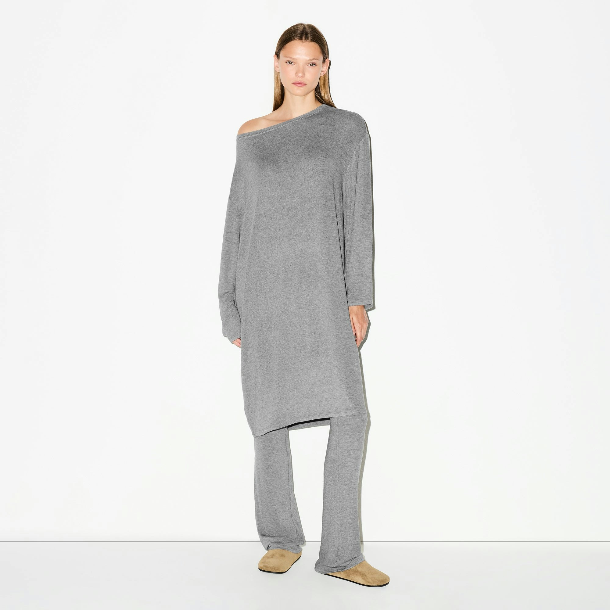 LIGHTWEIGHT MODAL LONG SLEEVE TUNIC | DARK HEATHER GREY ON A MODEL FRONT VIEW @ | FOCUS: 0.0, 1.0, 0.9