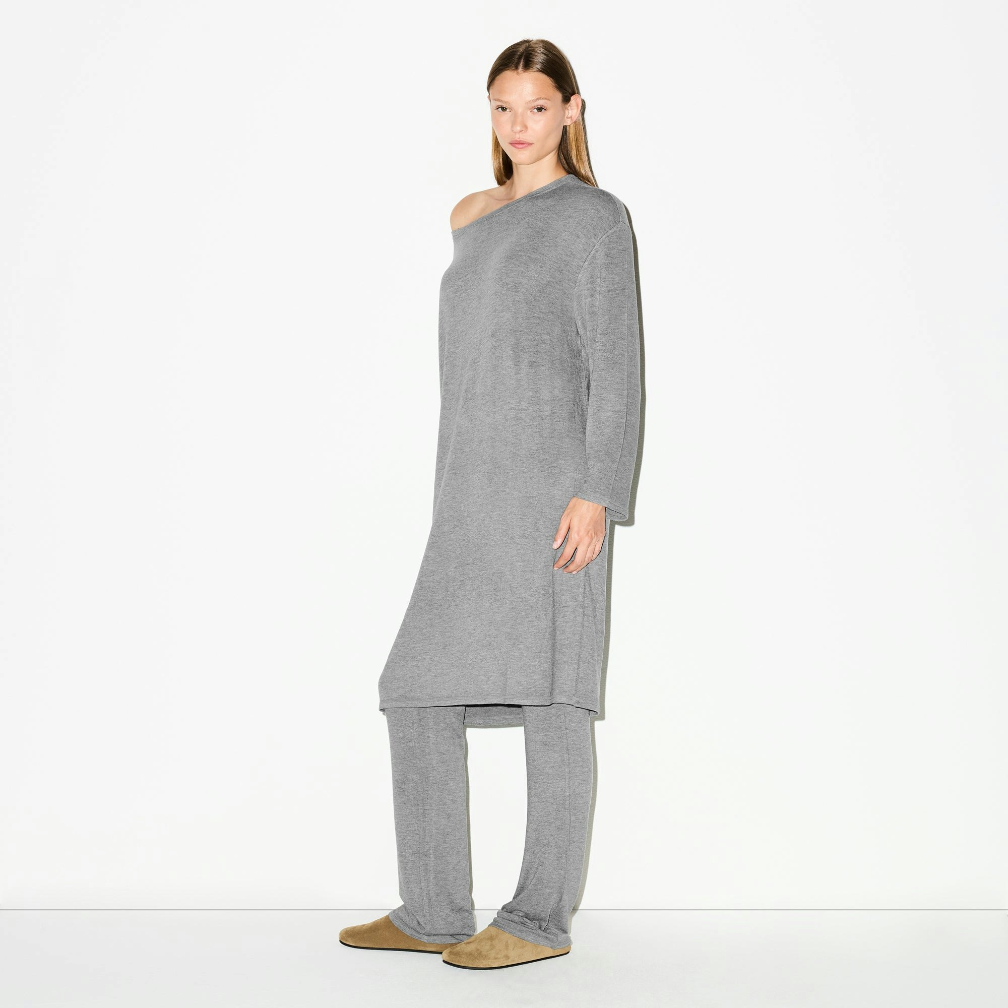 LIGHTWEIGHT MODAL LONG SLEEVE TUNIC | DARK HEATHER GREY ON A MODEL FRONT VIEW @ | FOCUS: 0.0, 1.0, 0.9