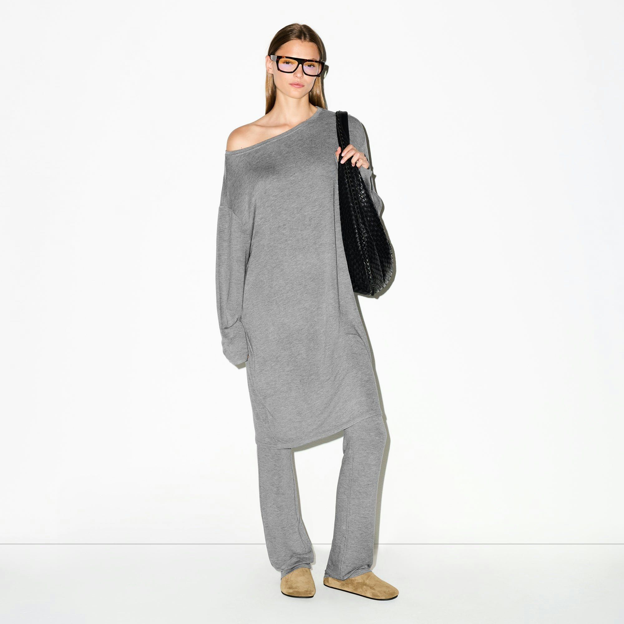 LIGHTWEIGHT MODAL LONG SLEEVE TUNIC | DARK HEATHER GREY ON A MODEL FRONT VIEW @ | FOCUS: 0.0, 1.0, 0.9