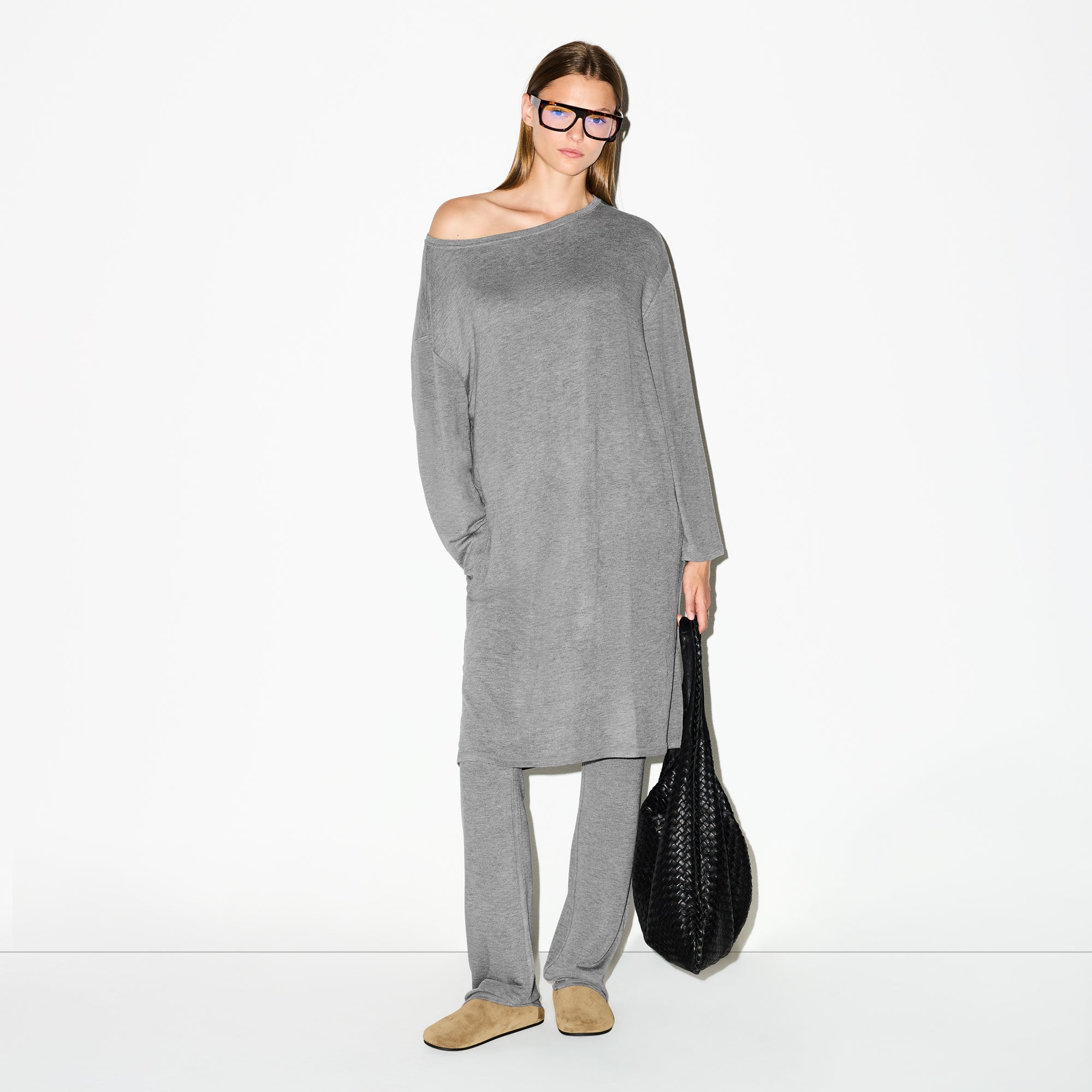 LIGHTWEIGHT MODAL LONG SLEEVE TUNIC | DARK HEATHER GREY ON A MODEL FRONT VIEW @ | FOCUS: 0.0, 1.0, 0.9